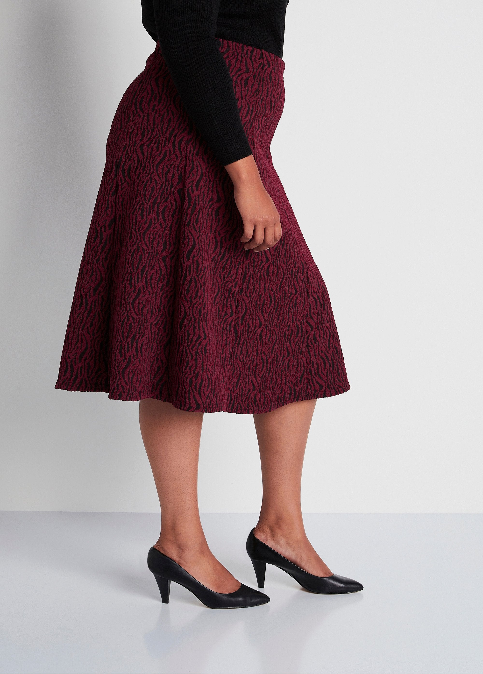 Falda_larga_de_vuelo_en_punto_jacquard_cebra_burdeos_DR1_curvy