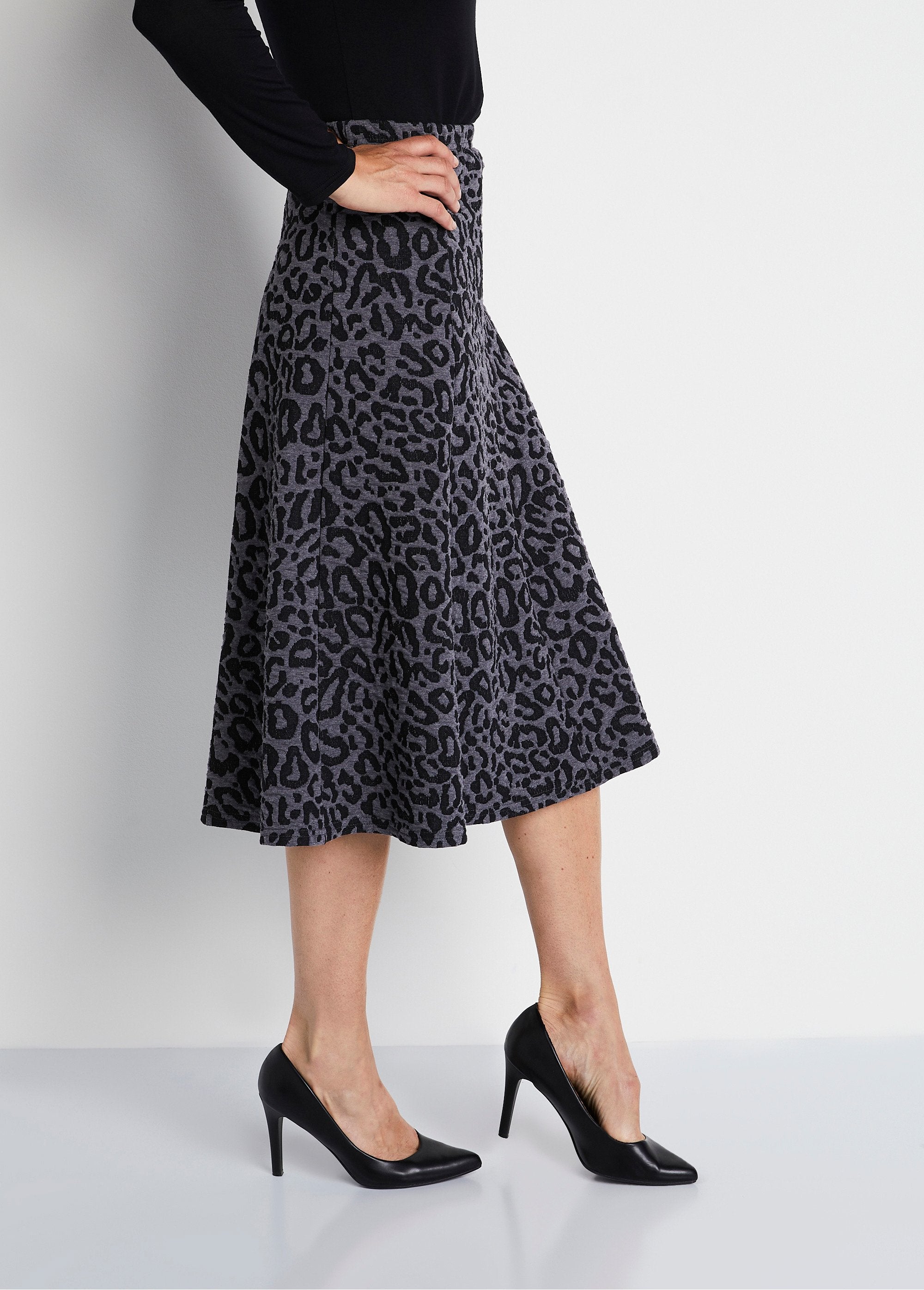 Falda_larga_de_vuelo_de_punto_jacquard_Gris_leopardo_DR1_slim