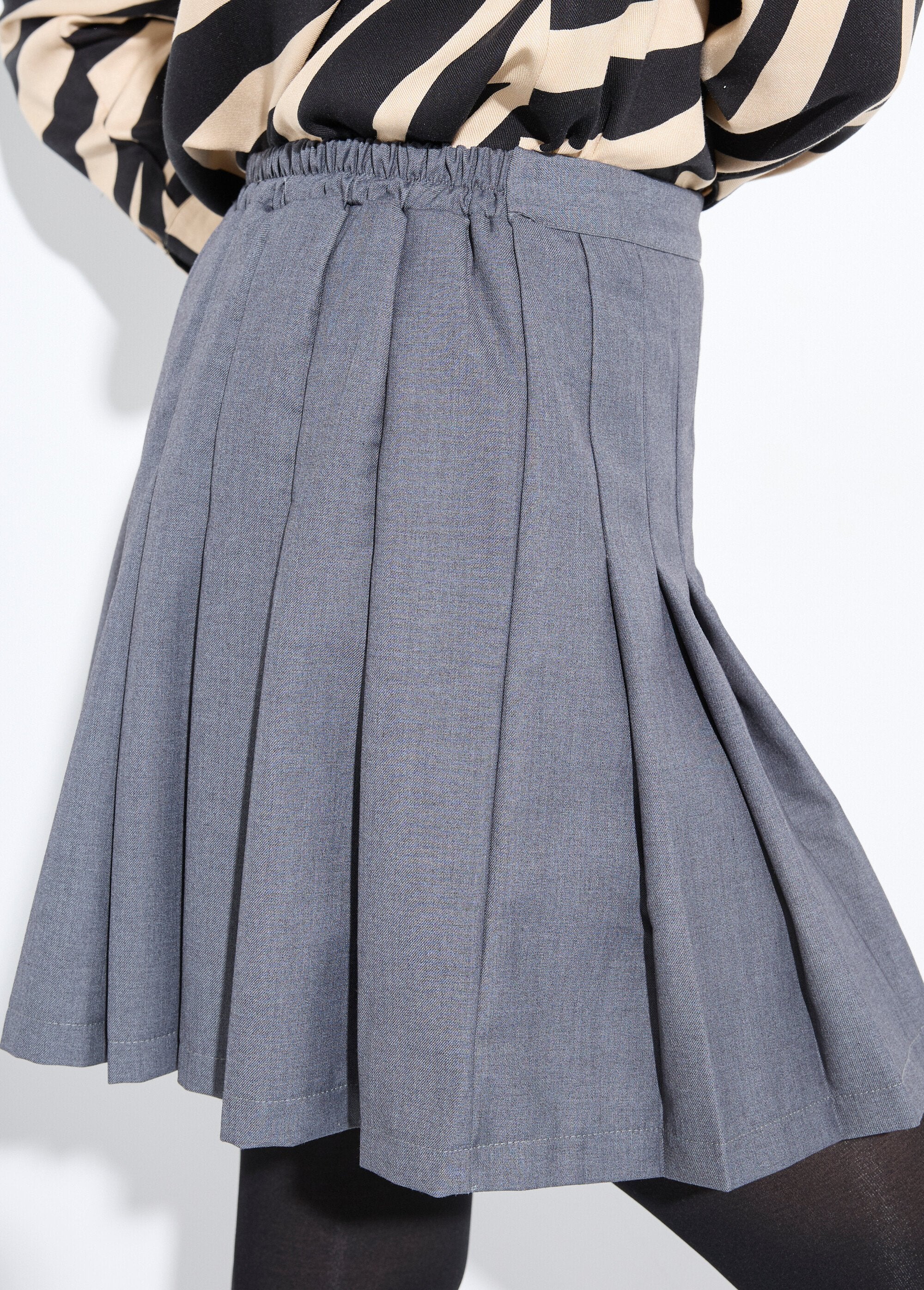 Falda_plisada_corta_con_jaspe_oscuro_Gris_DE1_slim