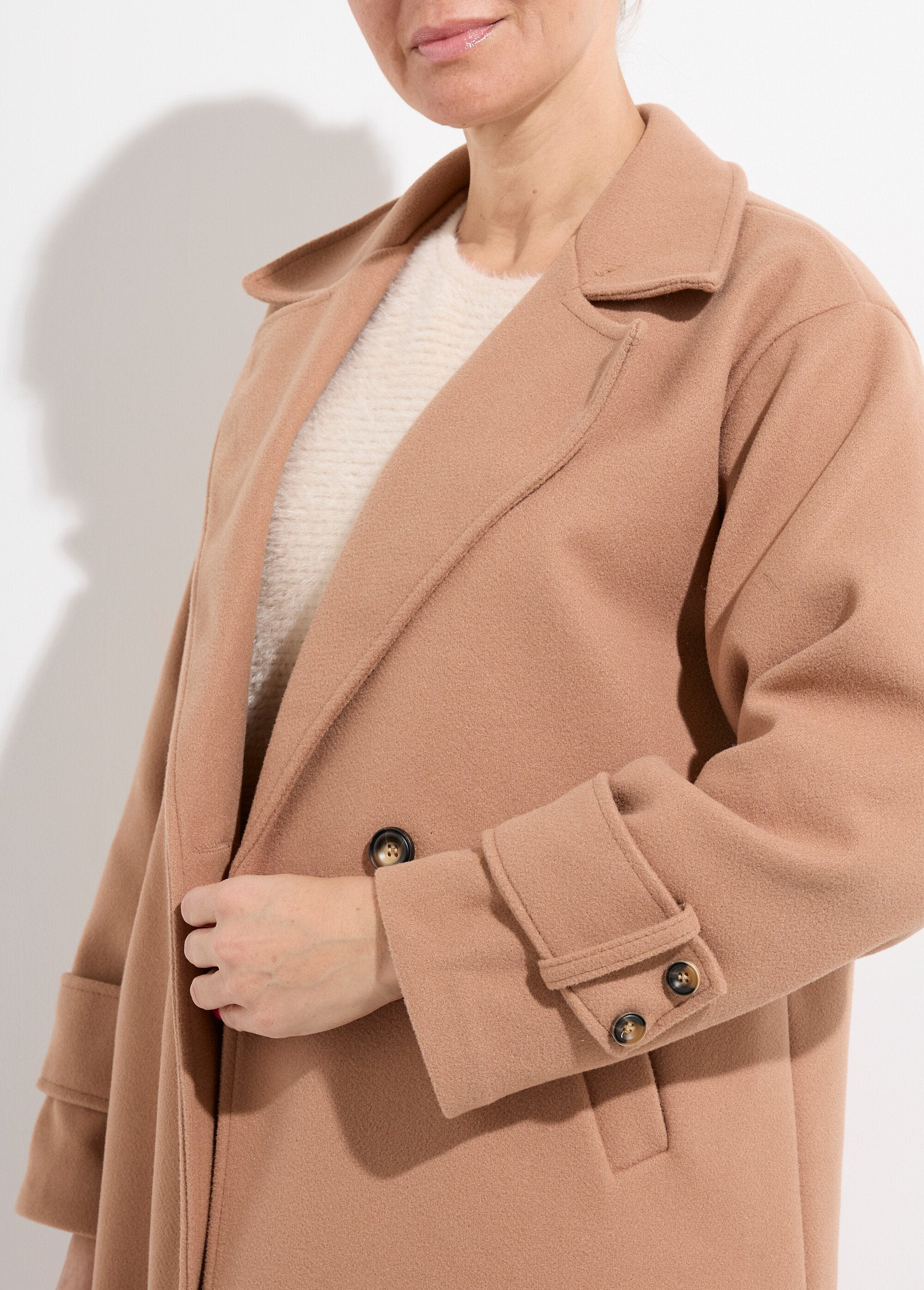 Abrigo_largo_y_elegante_estilo_lana_camello_DE1_slim