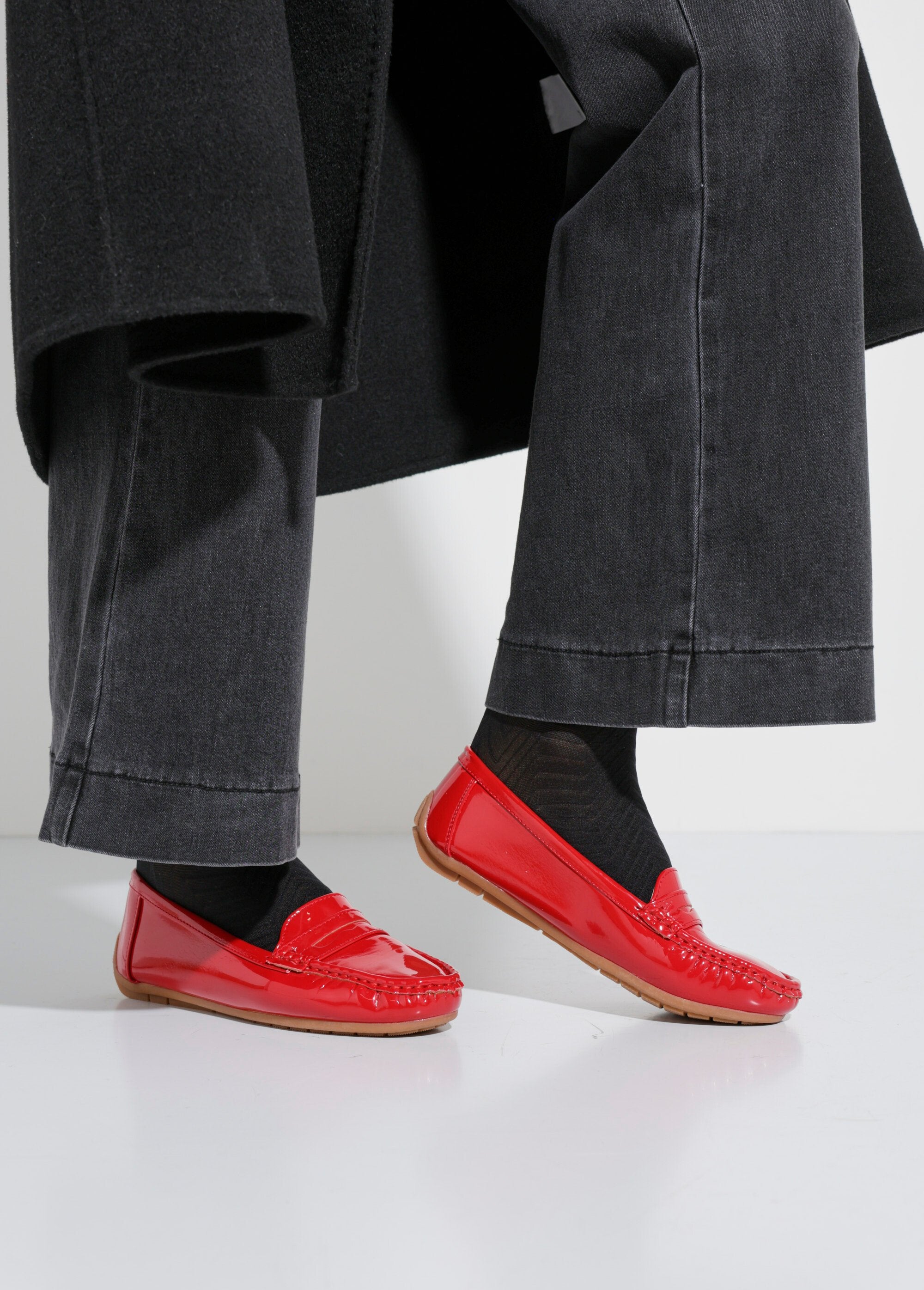Mocasines_de_charol_con_suela_antideslizante_barniz_rojo_SF1_slim