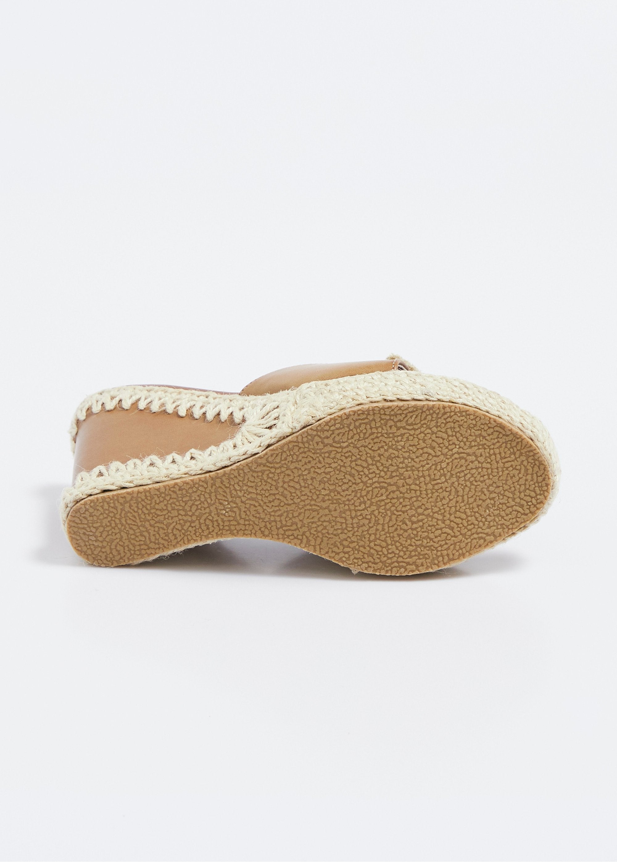 Mules_de_cuña_con_flores_de_tela_Beige_UN1_slim