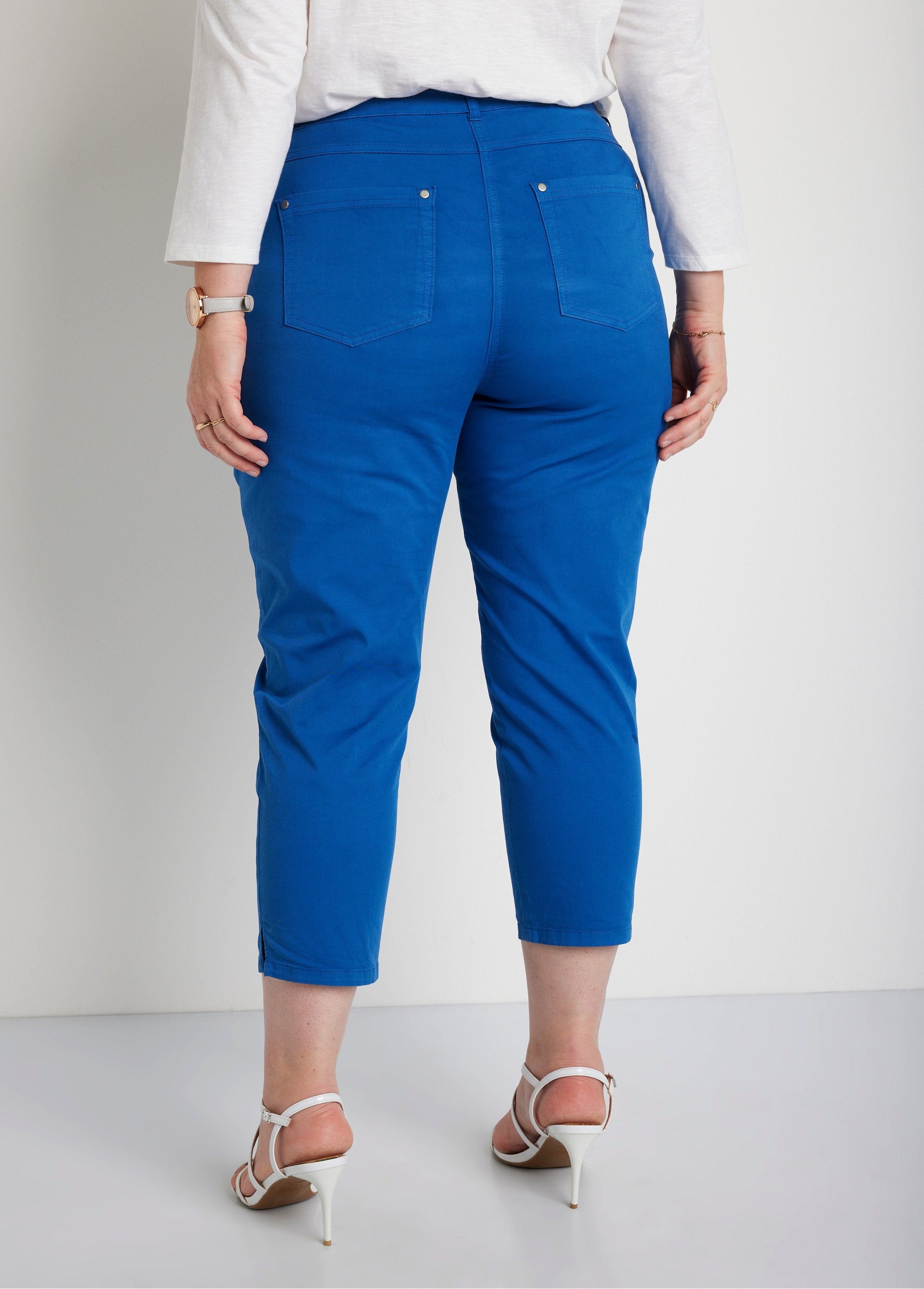 Pantalón_cropped_con_cinturón_elástico_y_5_bolsillos_azul_duro_DO1_curvy