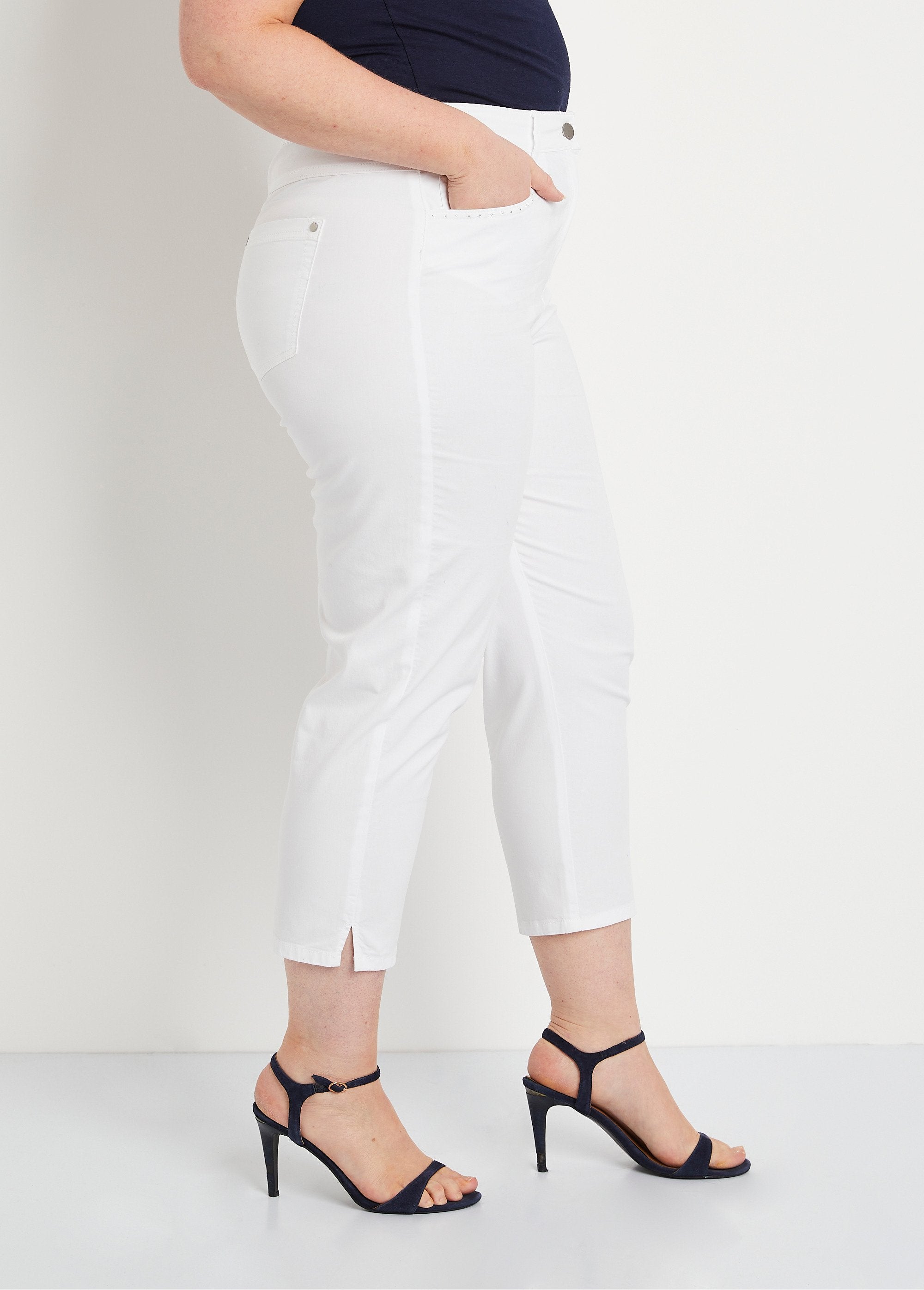 Pantalón_cropped_con_cinturón_elástico_y_5_bolsillos_Blanco,_Blanca_DR1_curvy