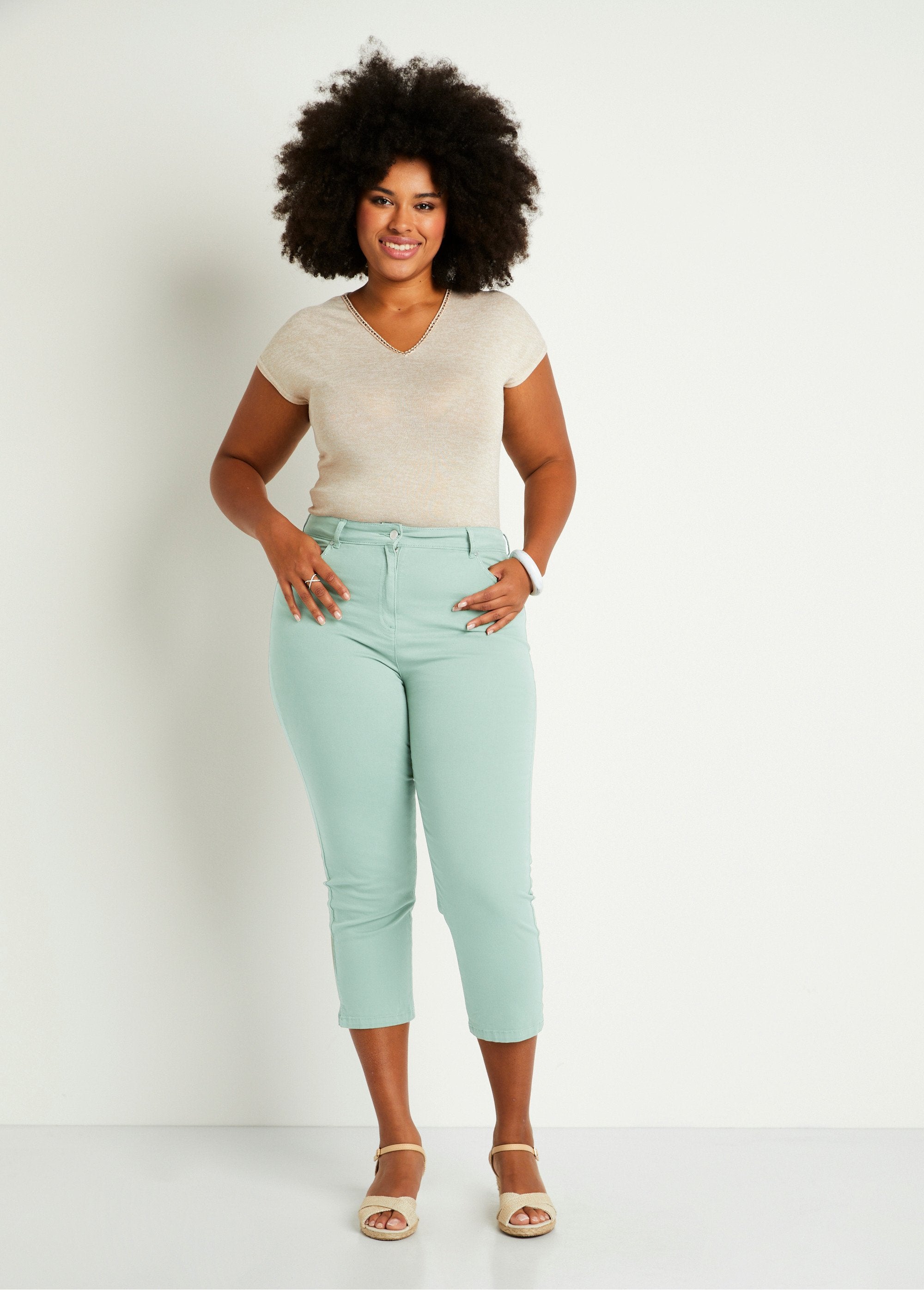 Pantalón_cropped_con_cinturón_elástico_y_5_bolsillos_verde_agua_SF1_curvy