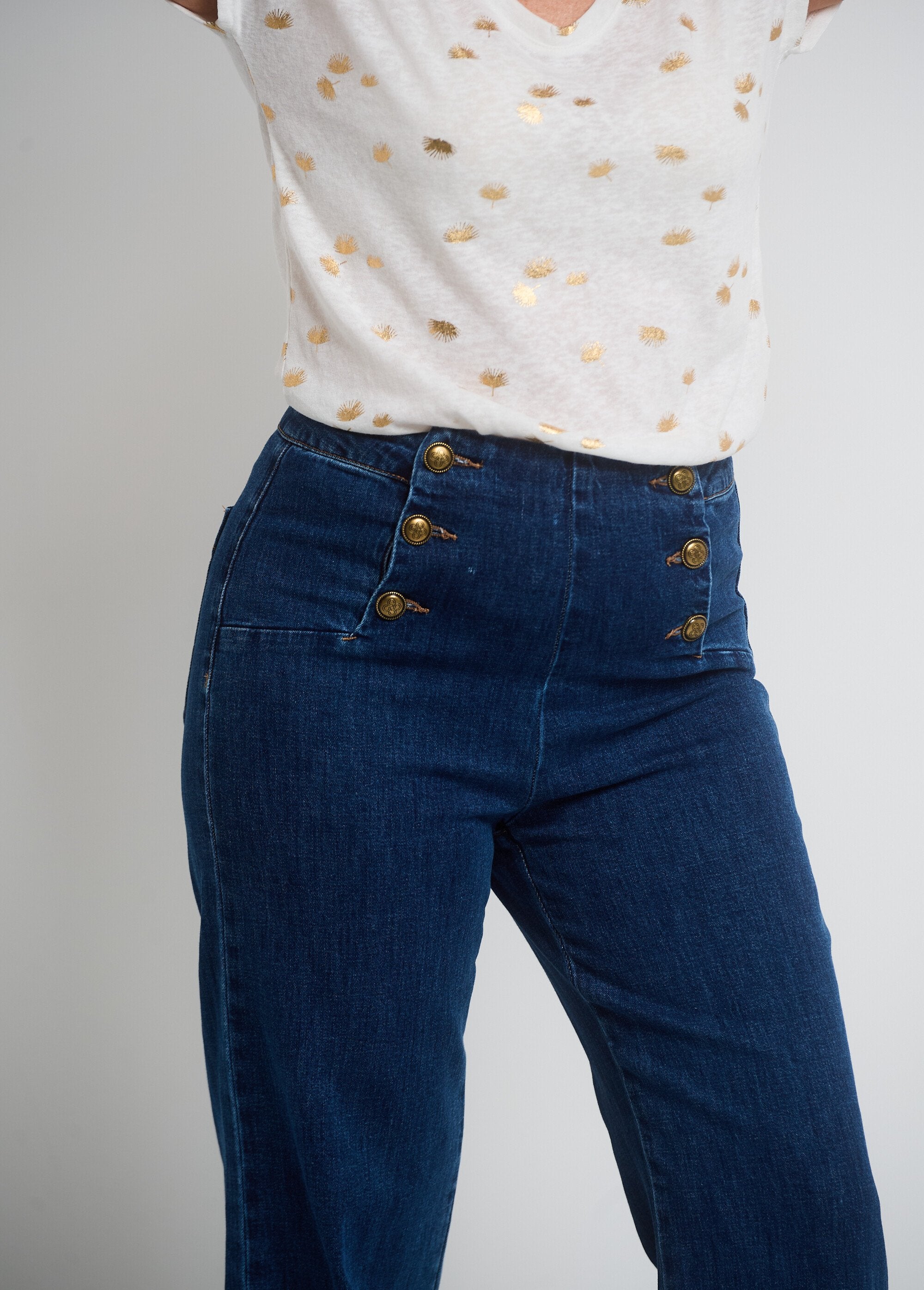 Pantalones_bridge_de_denim_con_corte_acampanado_Crudo_DE1_slim
