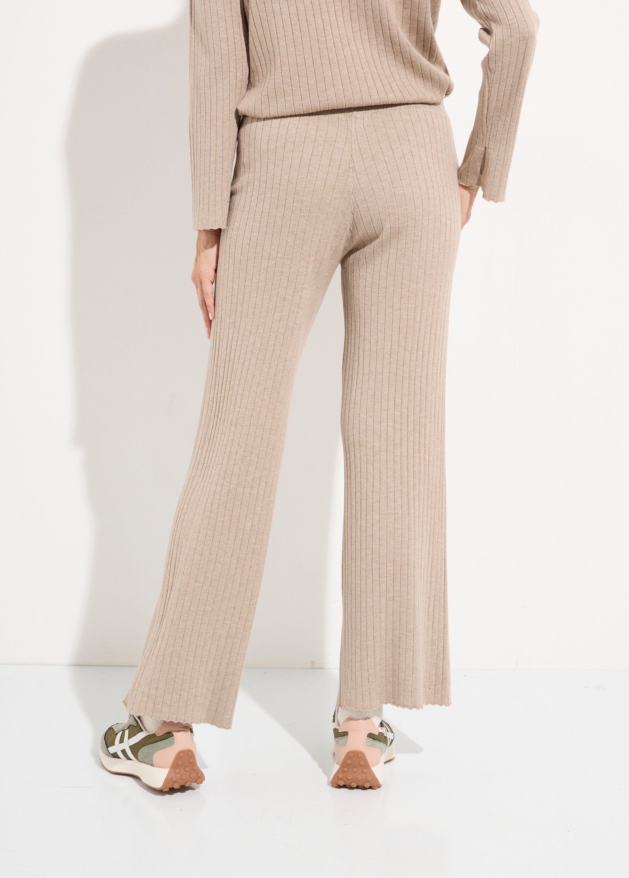Pantalón_confort,_punto_canalé_plano_Beige_DO1_slim