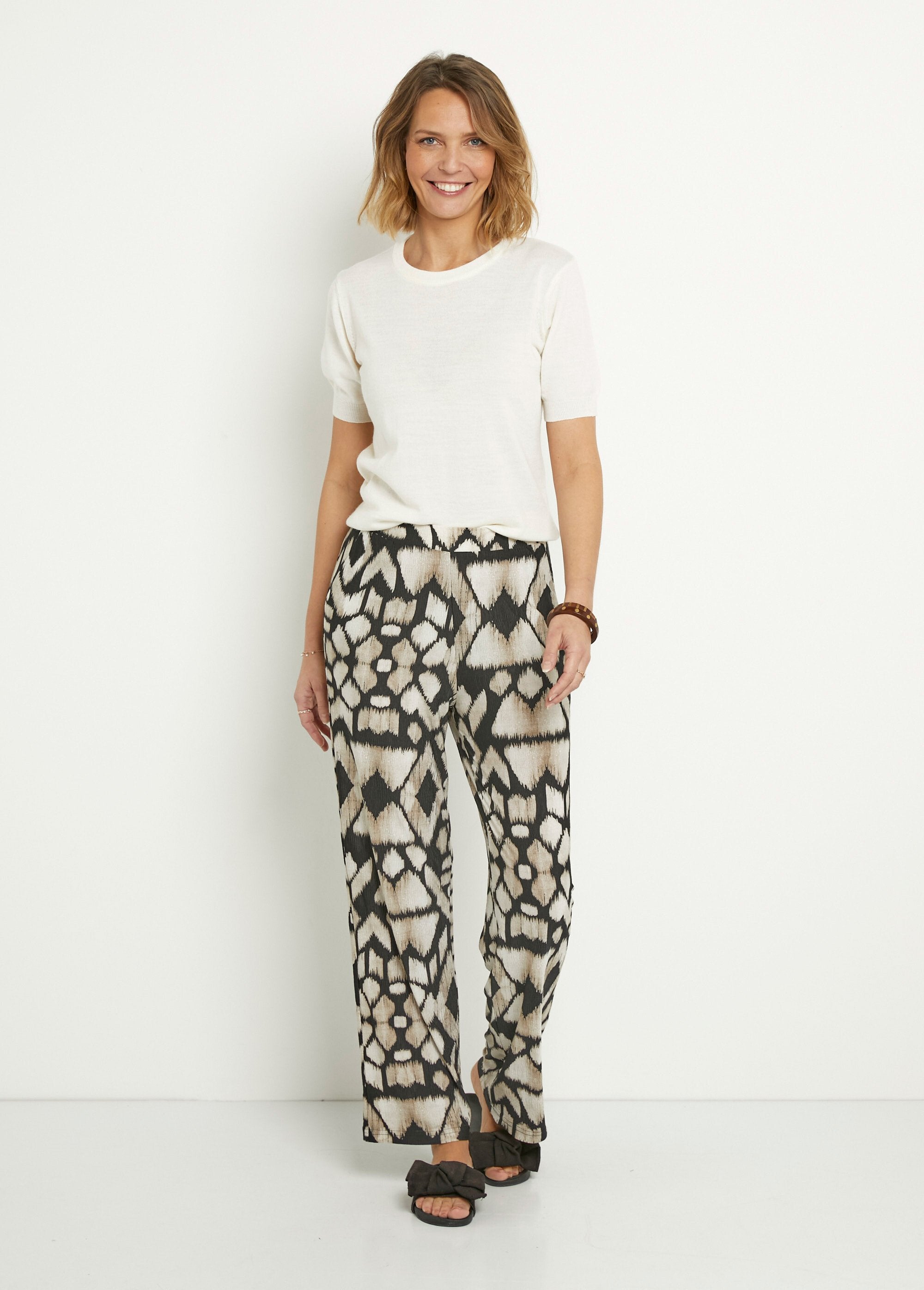 Pantalón_ancho_fluido_con_estampado_étnico_Beige_y_negro_SF1_slim