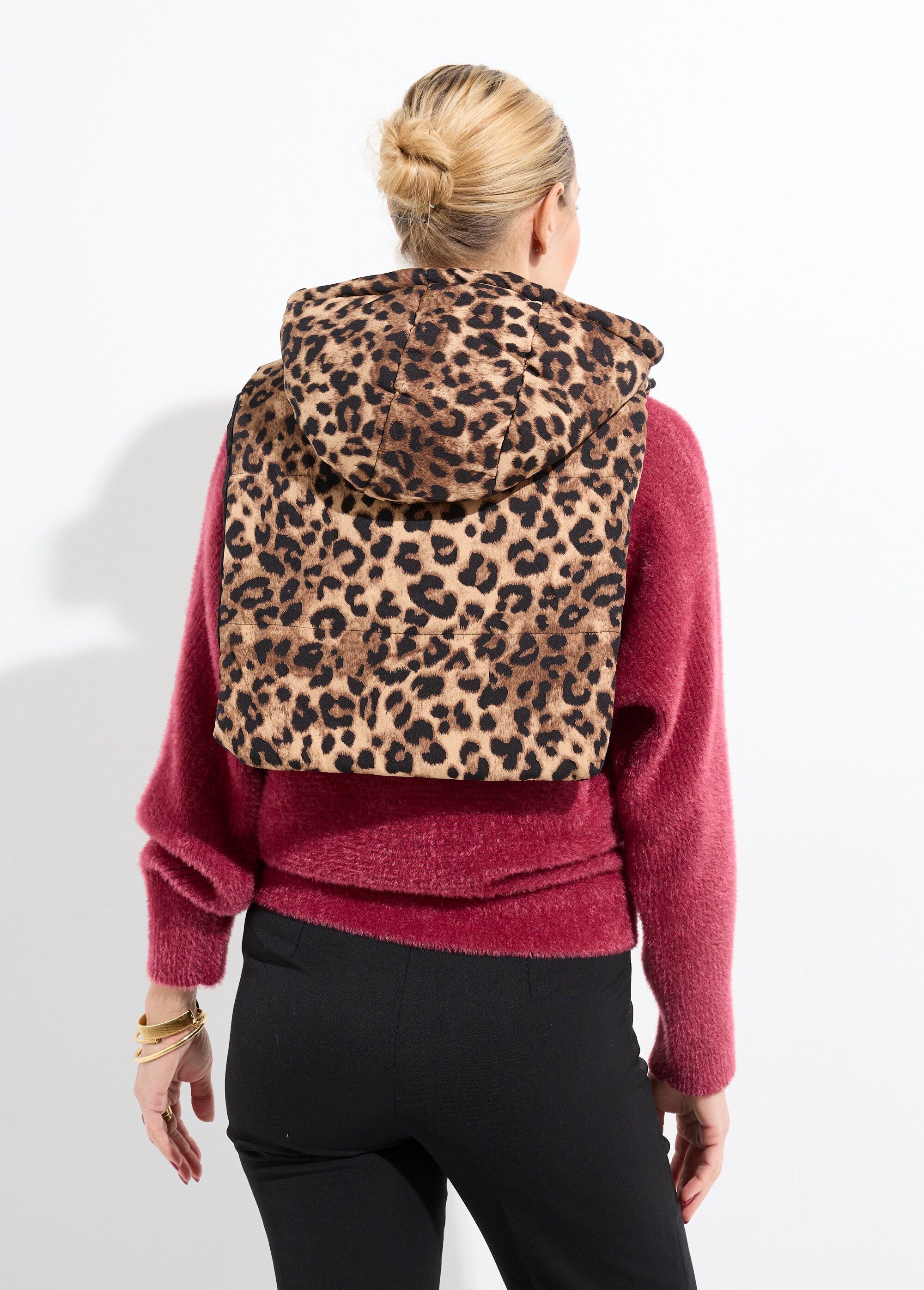 Babero_acolchado_con_capucha_y_cremallera_Leopardo_DO1_slim