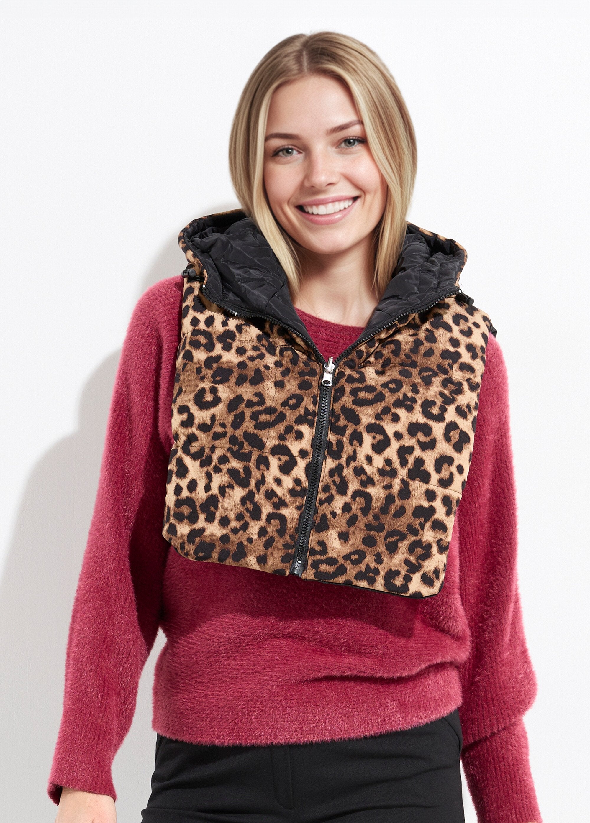 Babero_acolchado_con_capucha_y_cremallera_Leopardo_FA1_slim