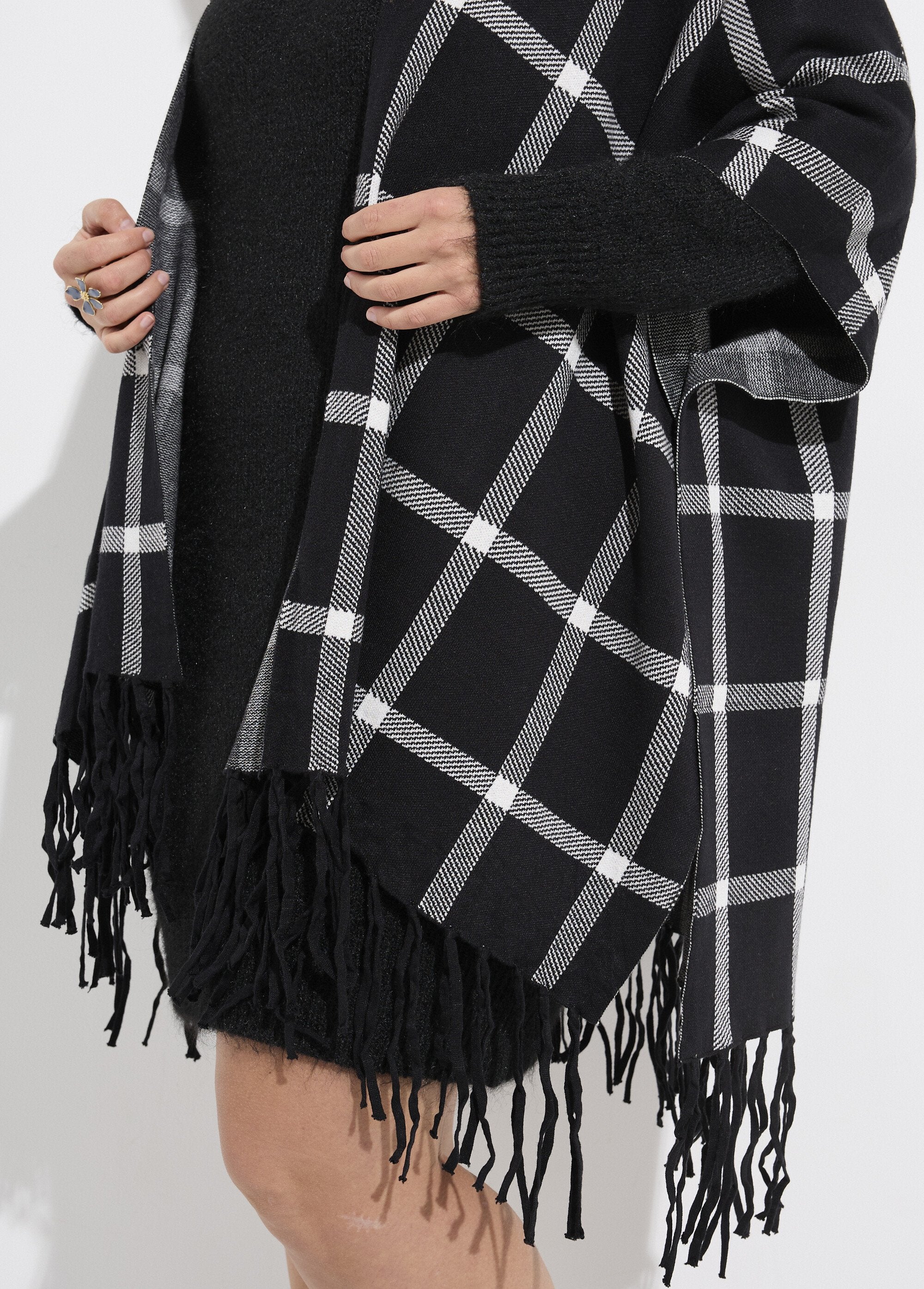 Poncho_capa_de_punto_con_estampado_de_cuadros_Azulejos_negros_DE1_curvy