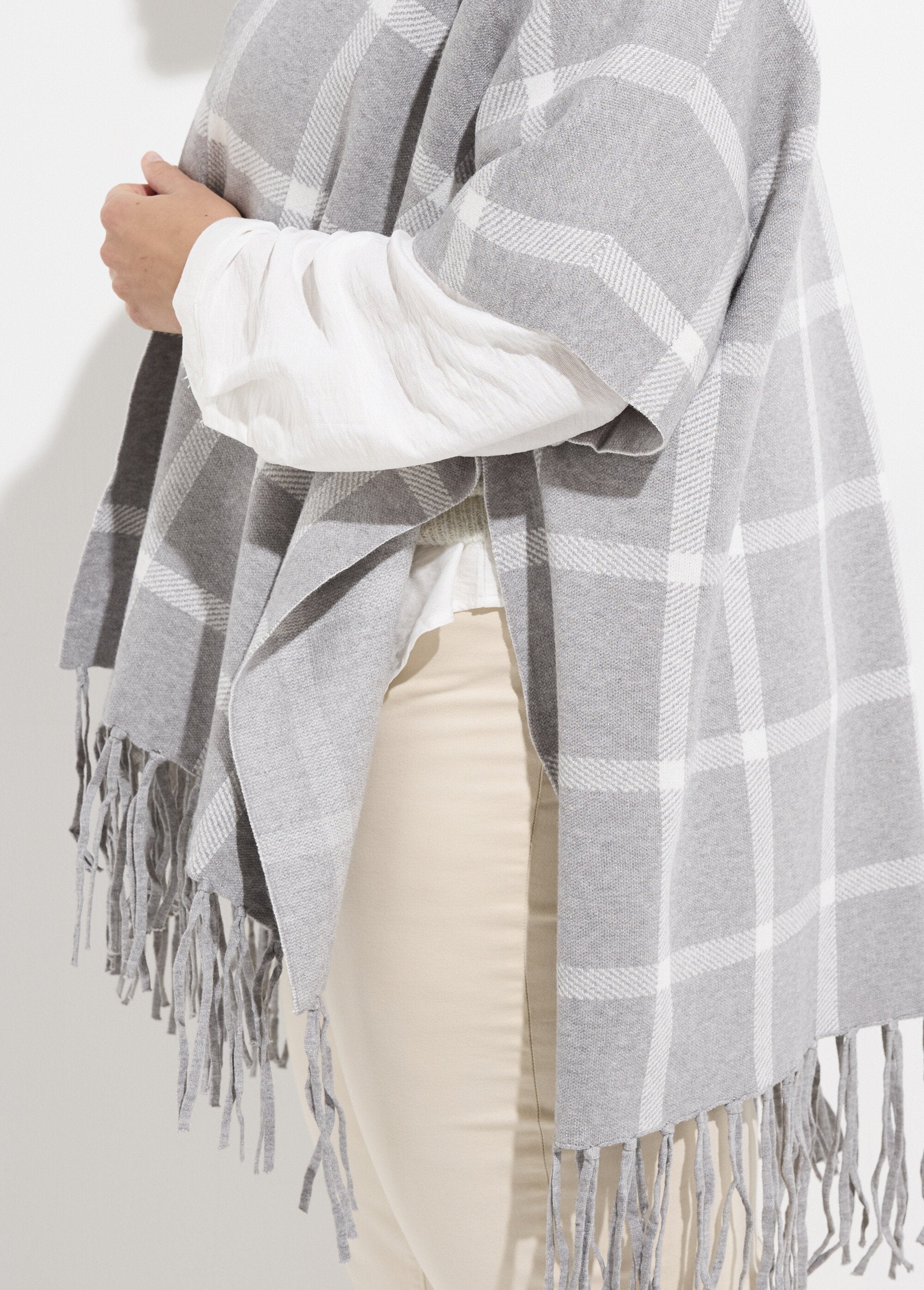 Poncho_capa_de_punto_con_estampado_de_cuadros_Azulejos_grises_DE1_curvy
