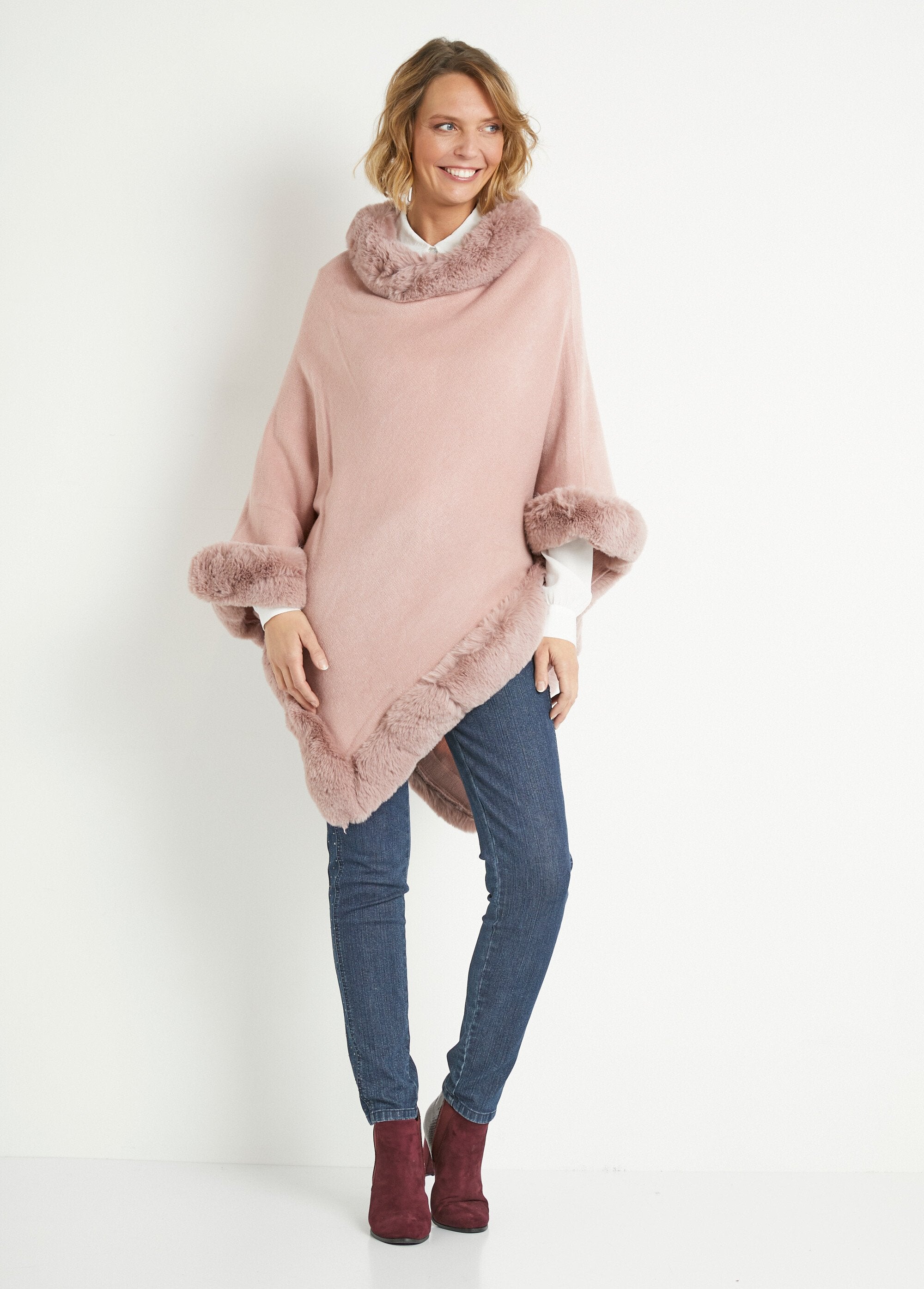 Poncho_de_punto_con_ribete_de_pelo_Rosa_SF1_slim