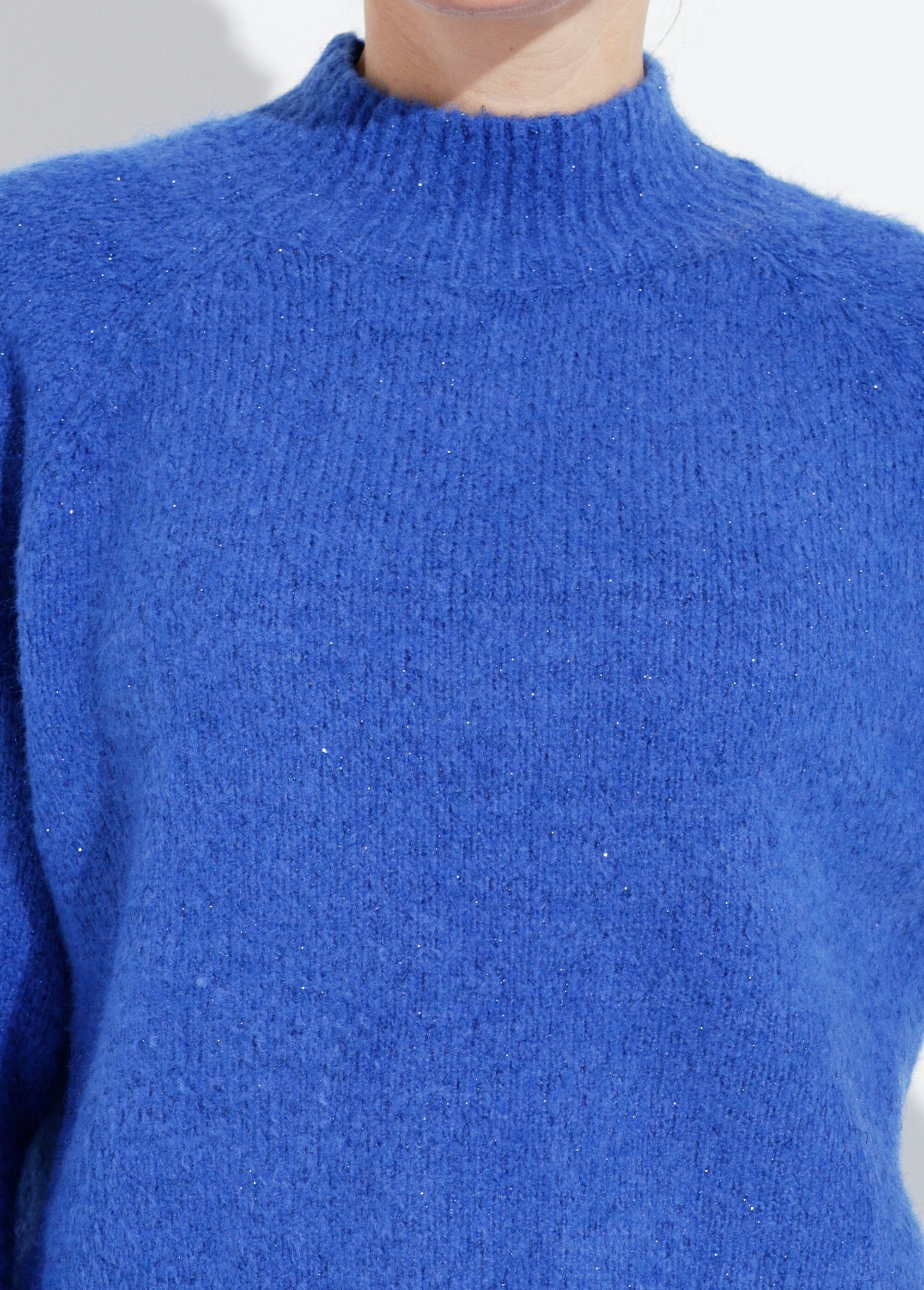 Suéter_de_cuello_alto_de_punto_brillante_azul_real_DE1_slim