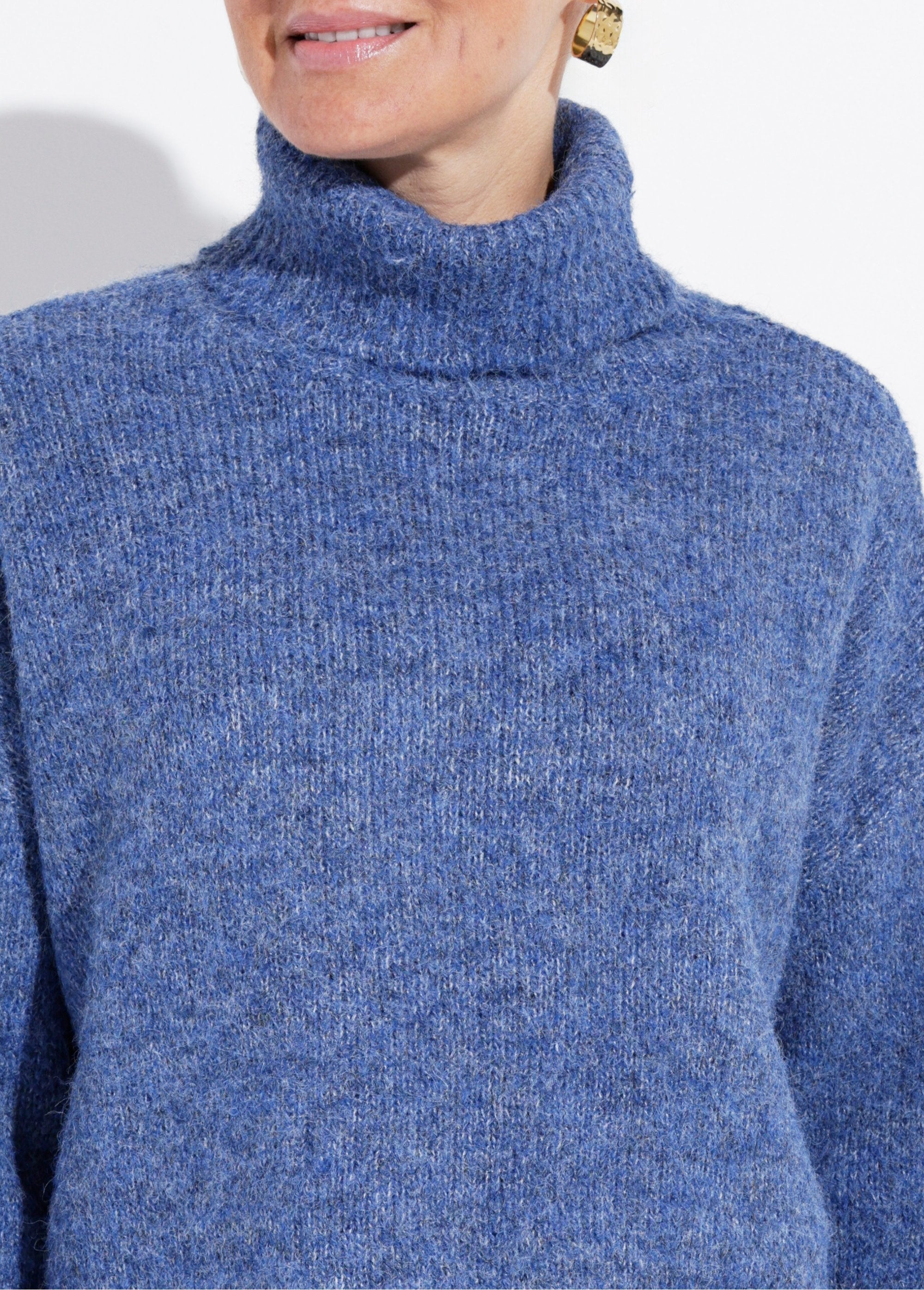 Suéter_de_cuello_alto_de_punto_grueso_vaqueros_azules_DE1_slim