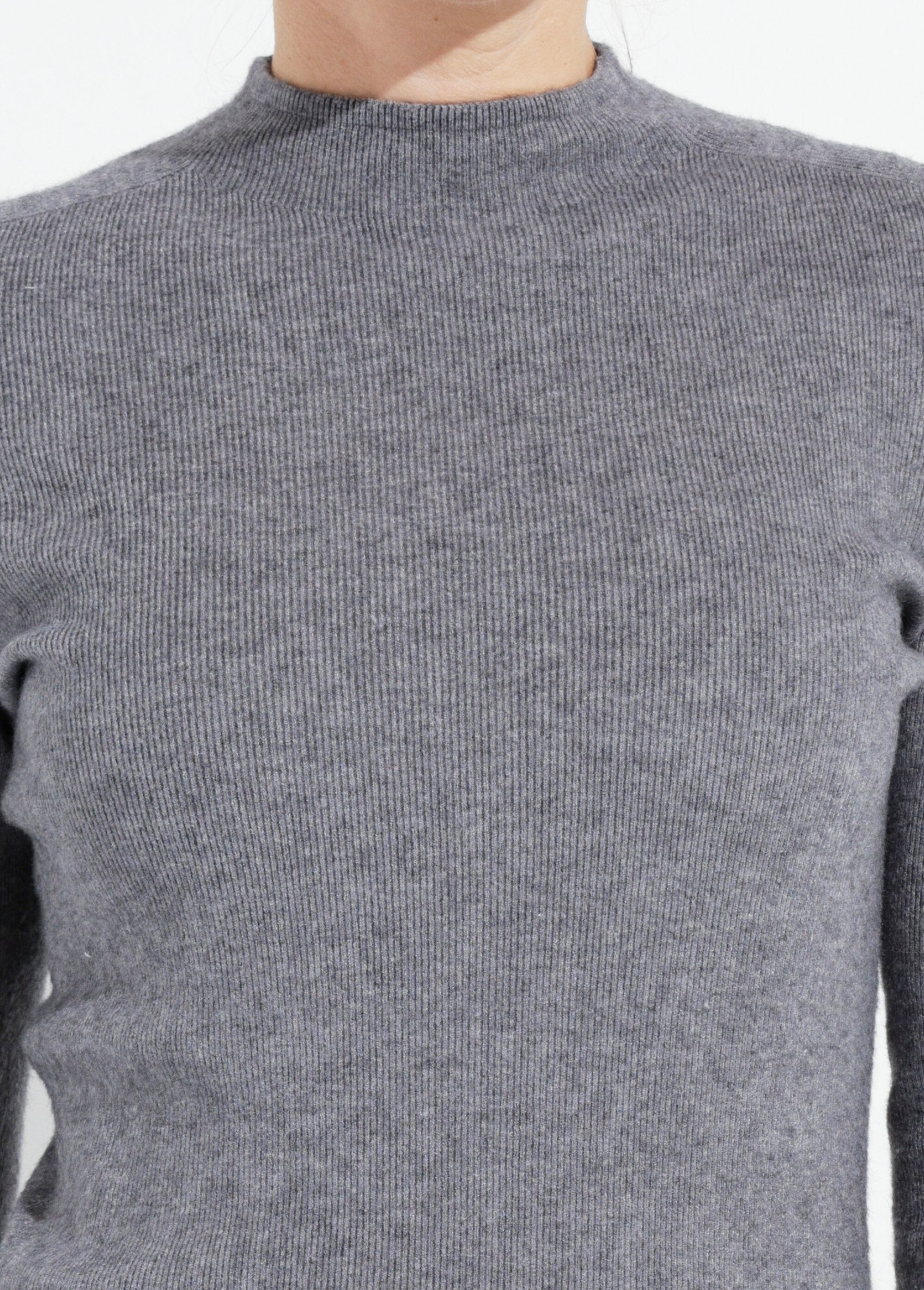 Suéter_ajustado_de_cuello_alto_Gris_DE1_slim
