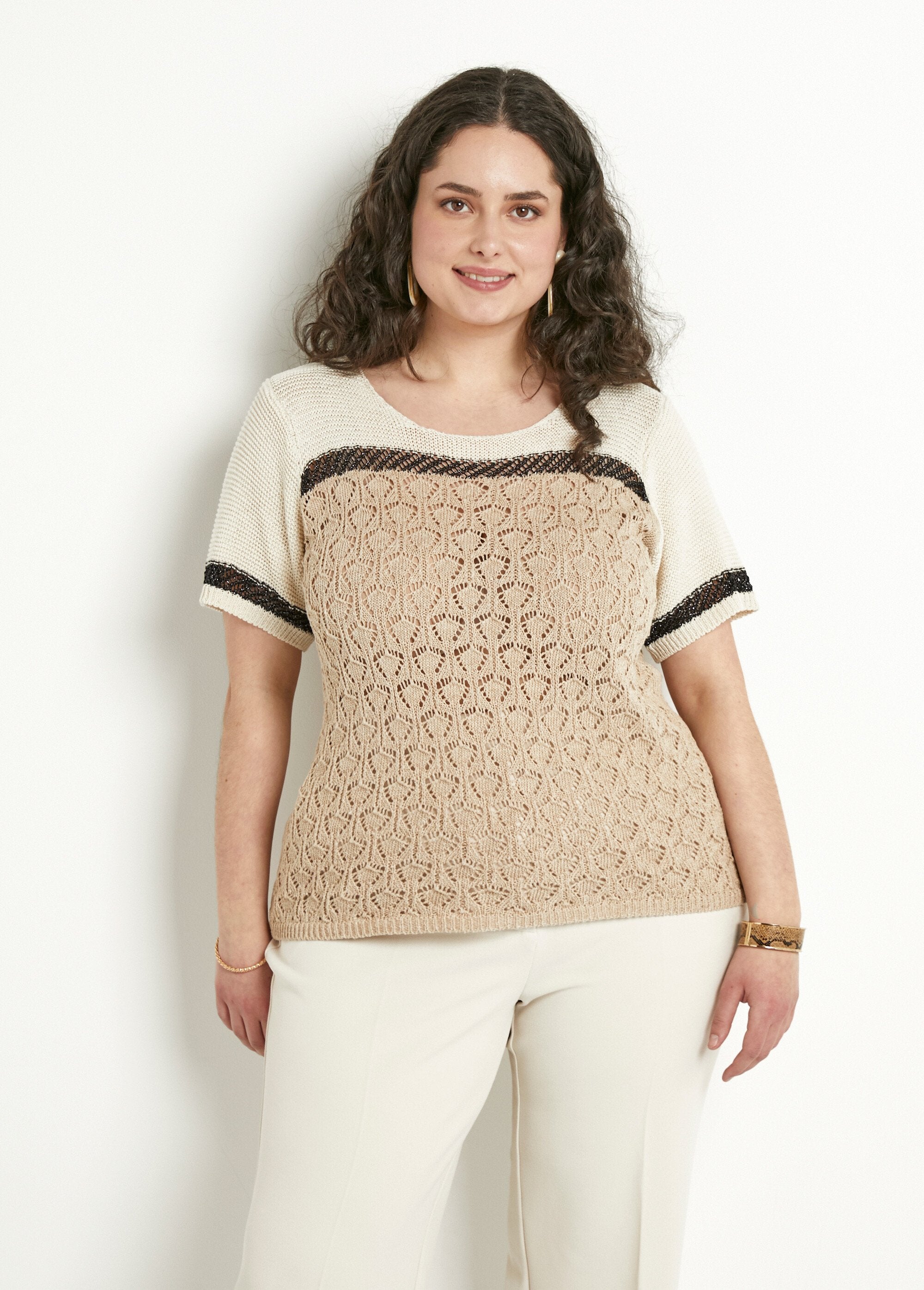 Jersey_suave_y_brillante_de_manga_corta_y_cuello_redondo_Beige_y_negro_FA1_curvy