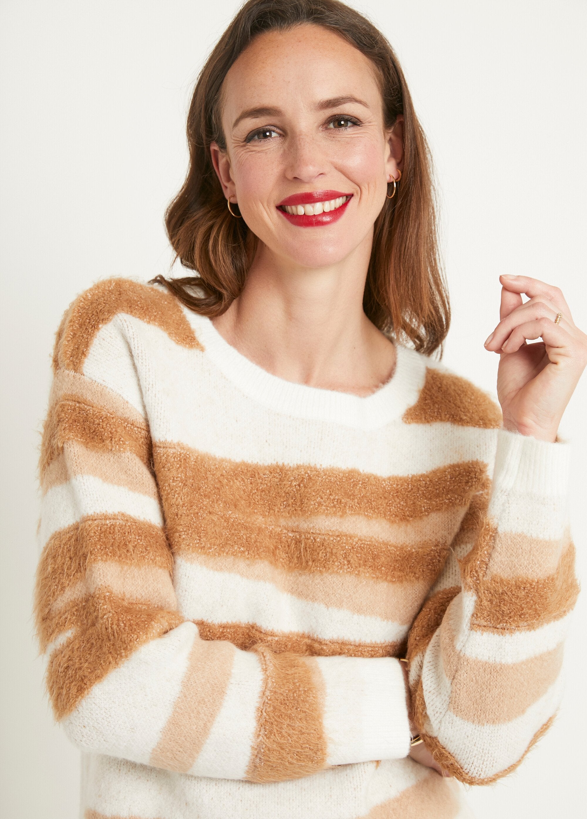 Suave_jersey_de_jacquard_con_cuello_redondo_y_punto_de_pelo_Ecru_et_beige_DE1_slim