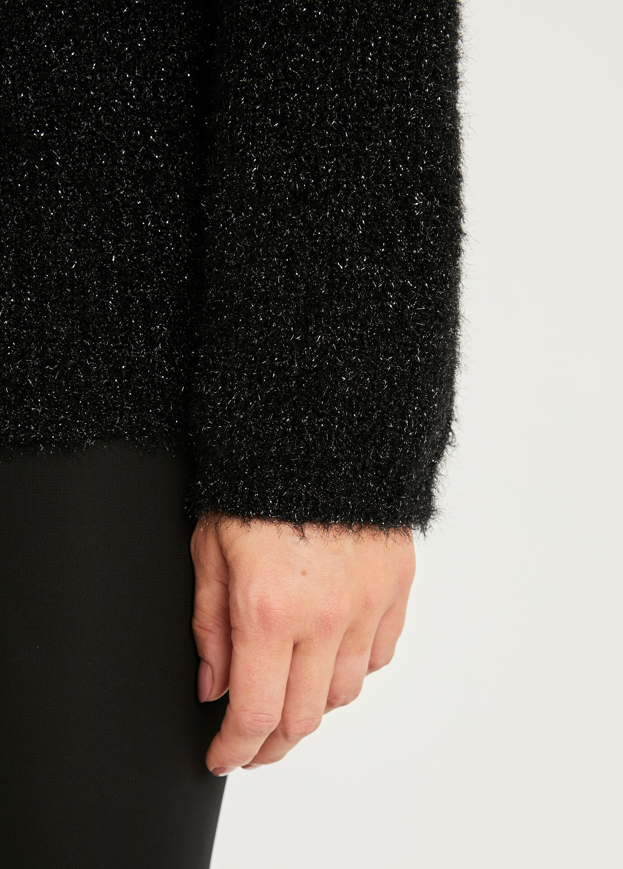 Suave_jersey_de_peluche_con_cuello_redondo_calado_de_cuentas_Negro_DE4_slim