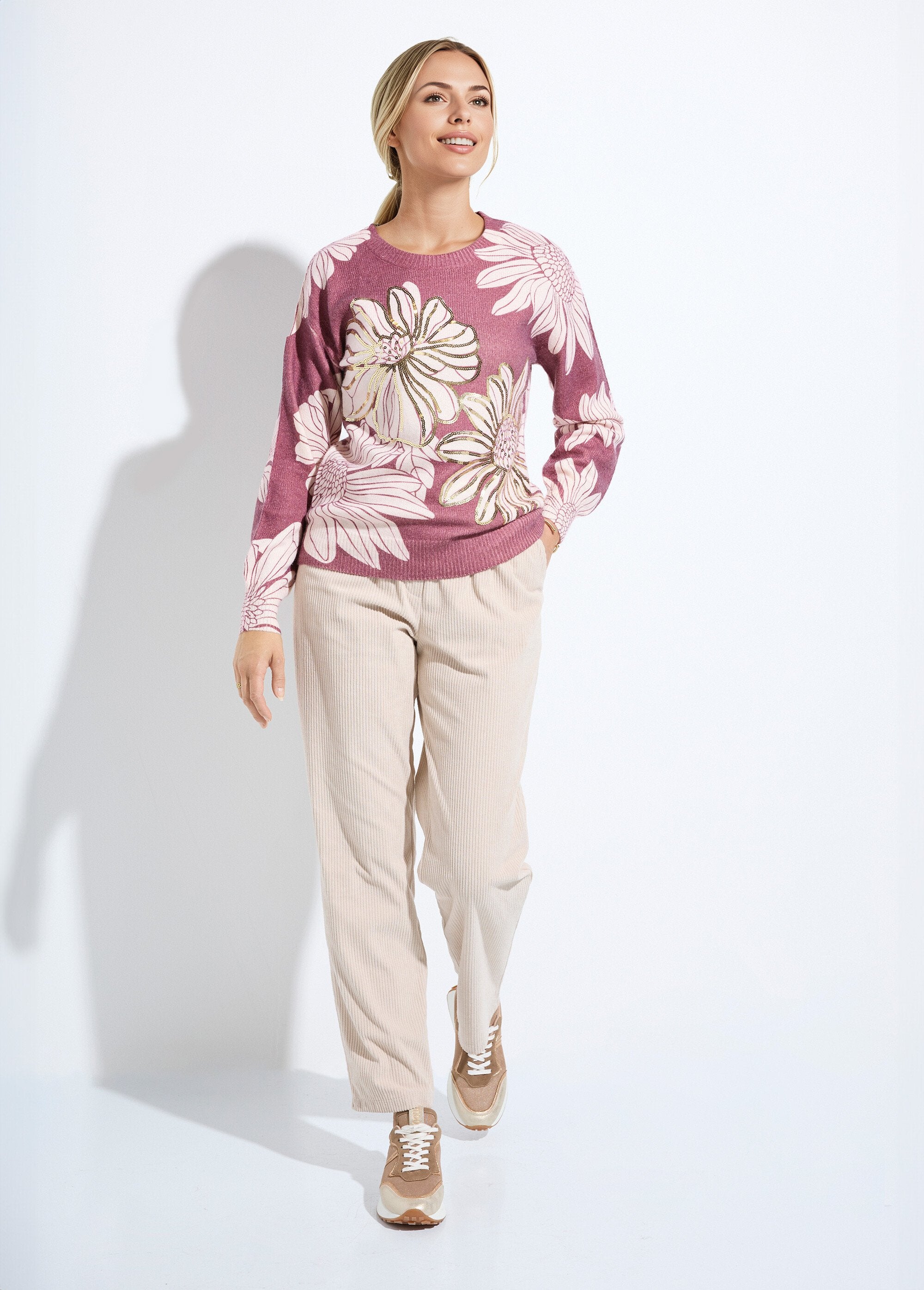 Suéter_fino_con_estampado_floral_y_lentejuelas_y_cuello_redondo._Granate_SF1_slim