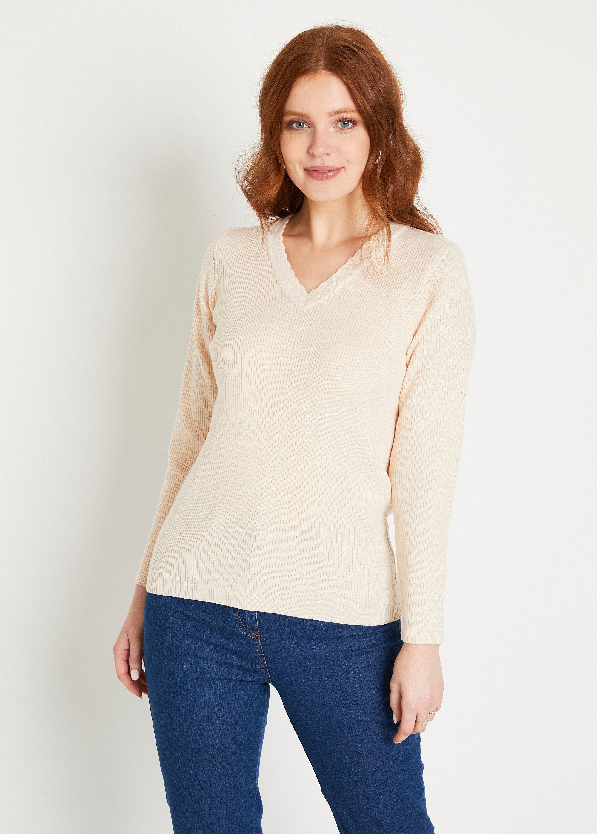 Jersey_de_punto_liso_fino_con_cuello_en_V_Beige_FA1_slim