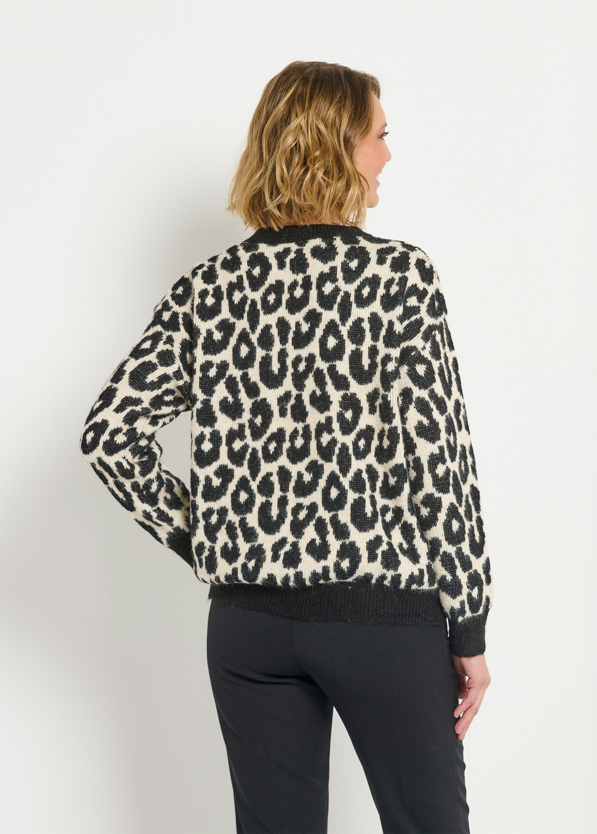 Cálido_jersey_de_leopardo_con_cuello_redondo_y_lana_Leopard_DO1_slim