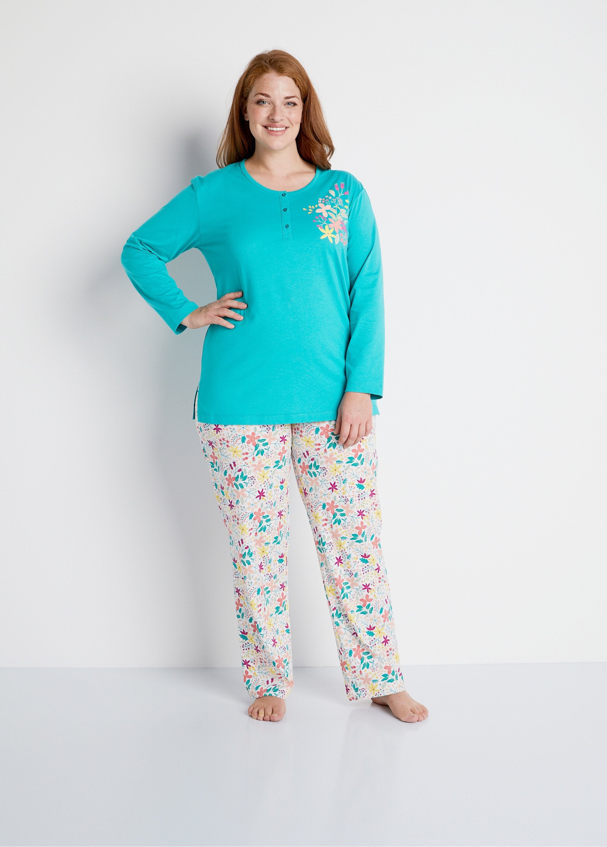 Pijama_de_algodón_flores_verde_pato_FA1_curvy