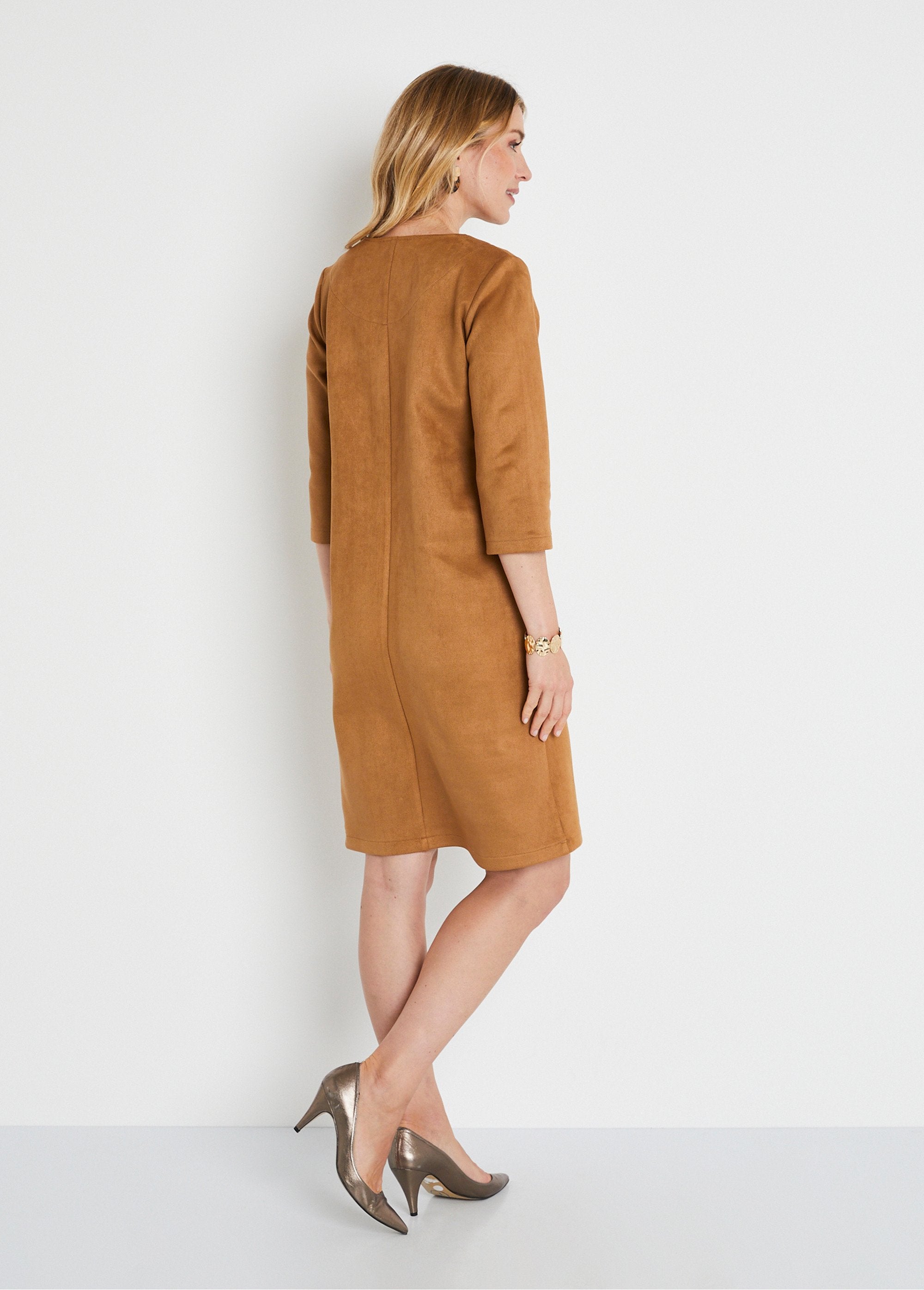 Vestido_corto_completo_en_ante_liso_Camel_DO1_slim