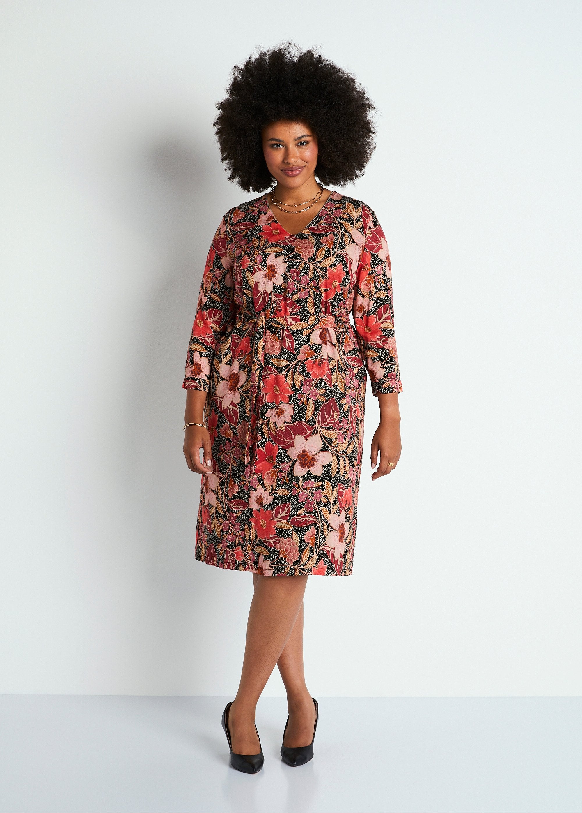 Vestido_corto_suelto_con_estampado_floral._Estampado_coralino_FA1_curvy