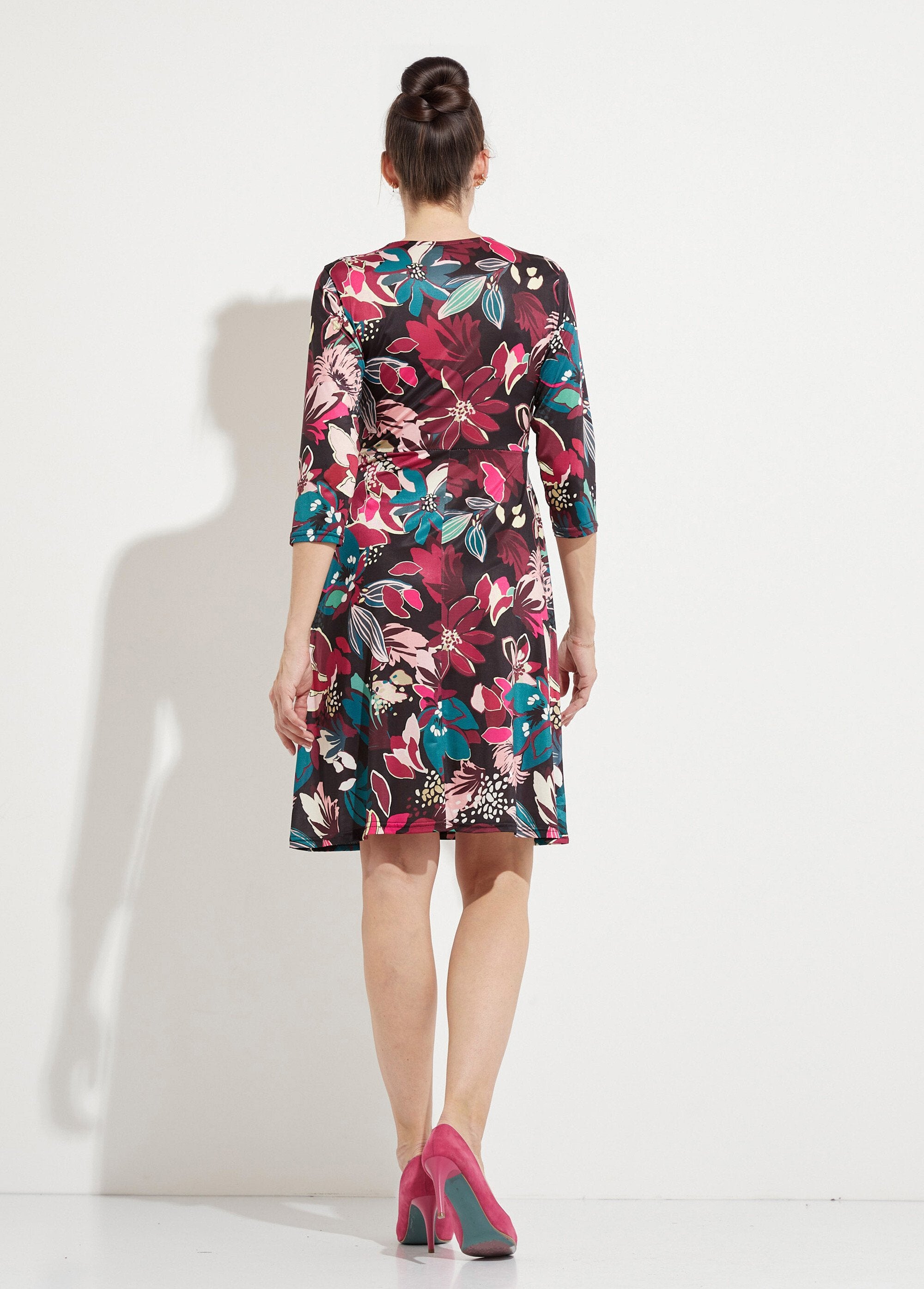 Vestido_corto_cruzado_con_vuelo_y_estampado_floral_Estampado_fucsia_DO1_slim
