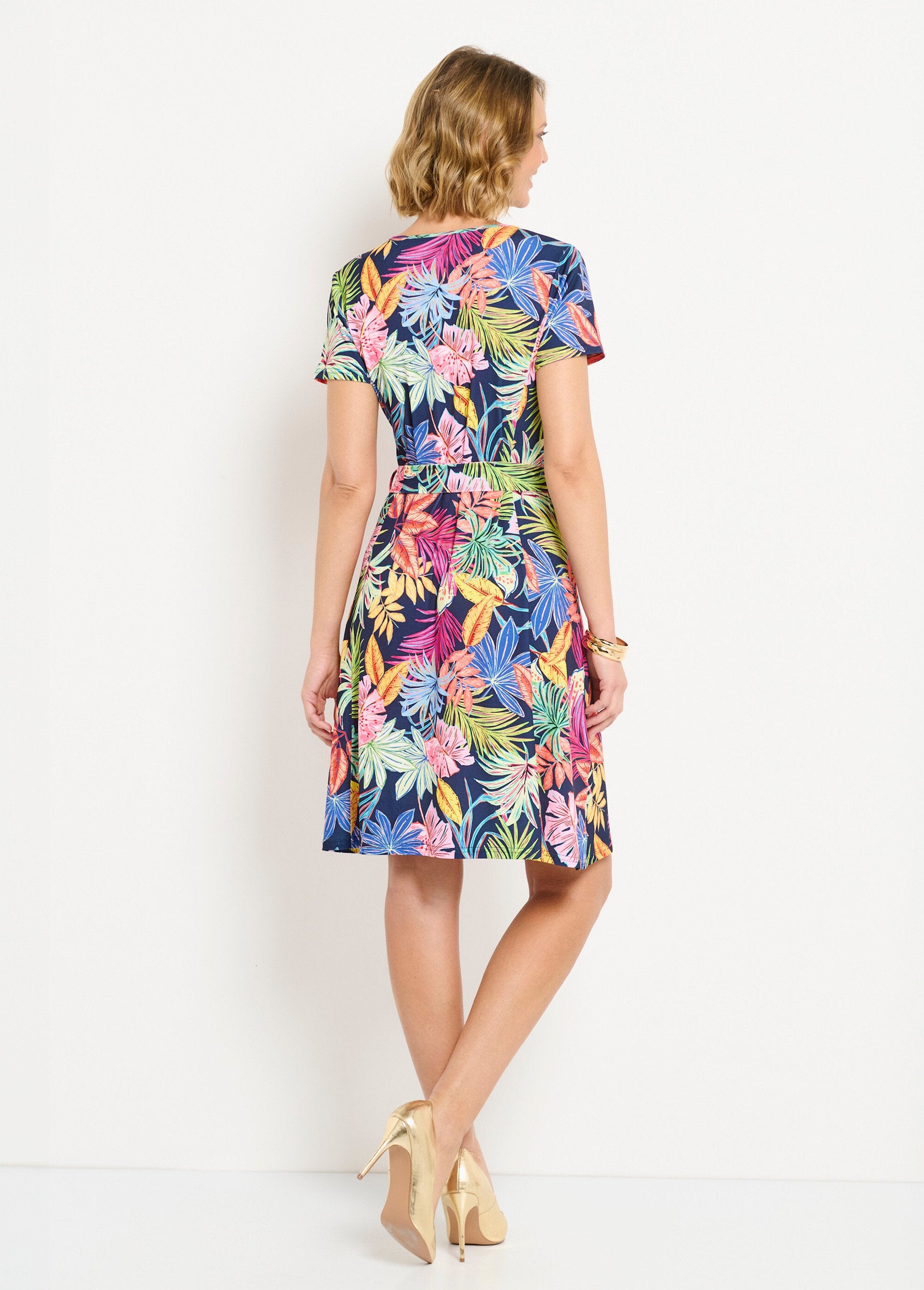 Vestido_corto_acampanado_con_cuello_en_V_y_estampado_de_hojas_Azul_marino_y_rosa_DO1_slim