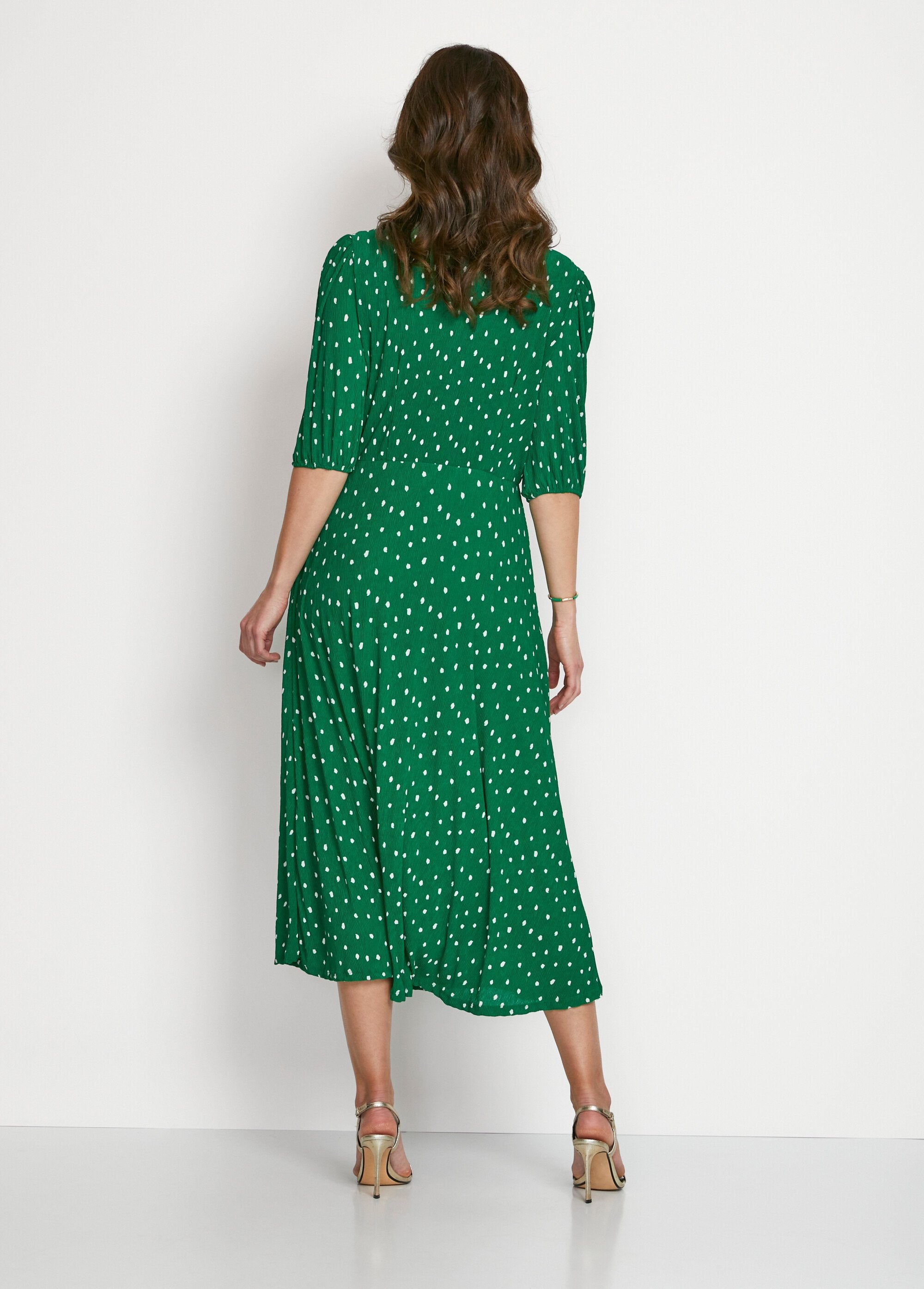 Vestido_midi_cruzado_de_lunares_verde_y_blanco_DO1_slim