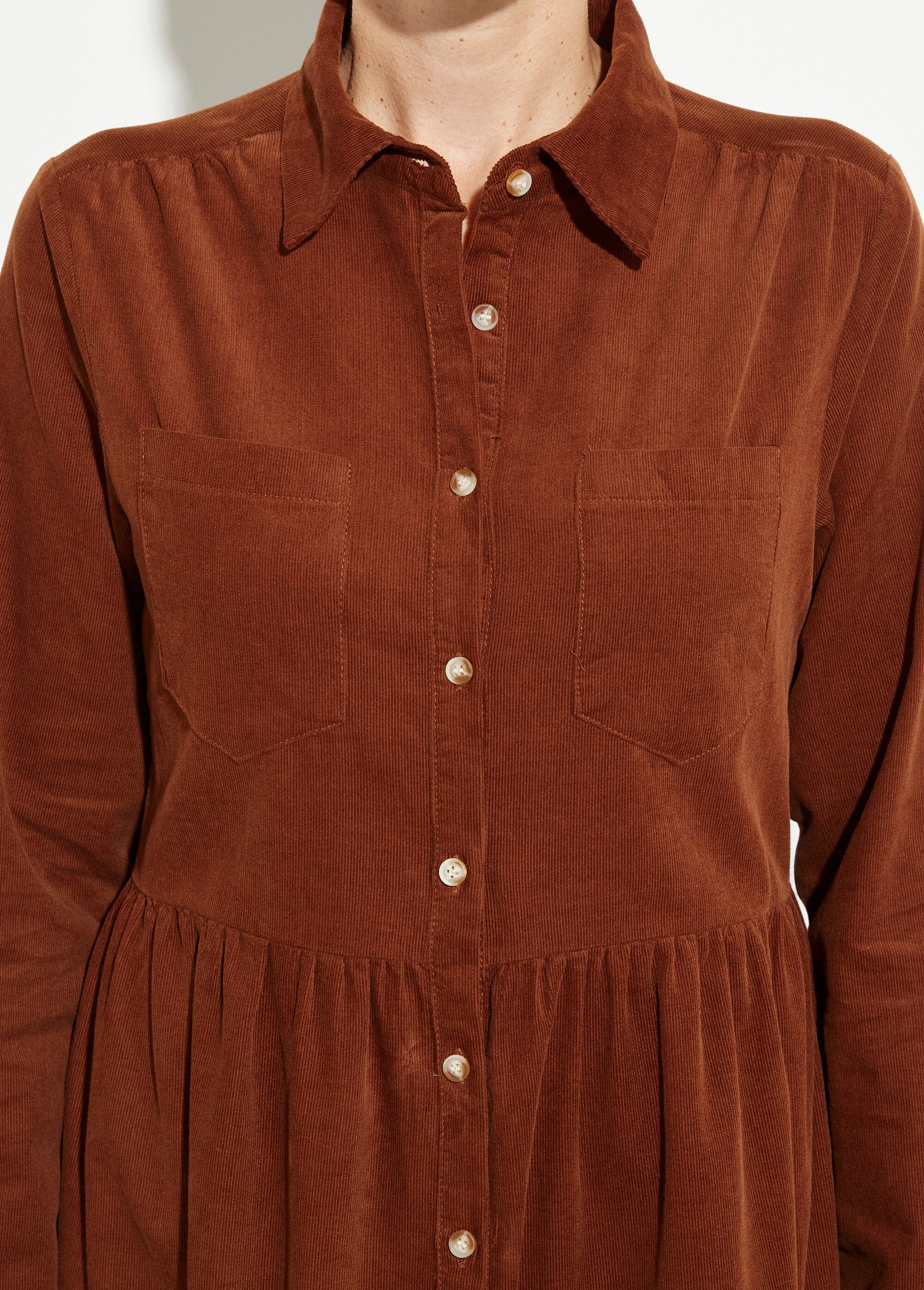 Vestido_camisero_de_terciopelo_con_cintura_plisada_Castaño_DE1_slim