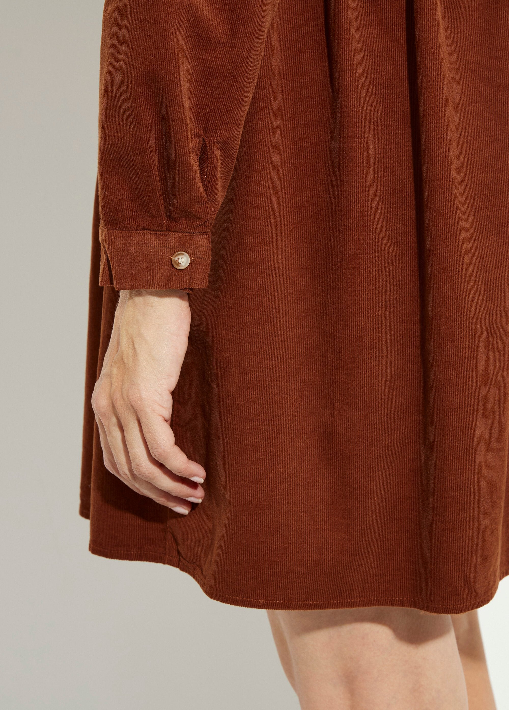 Vestido_camisero_de_terciopelo_con_cintura_plisada_Castaño_DE2_slim