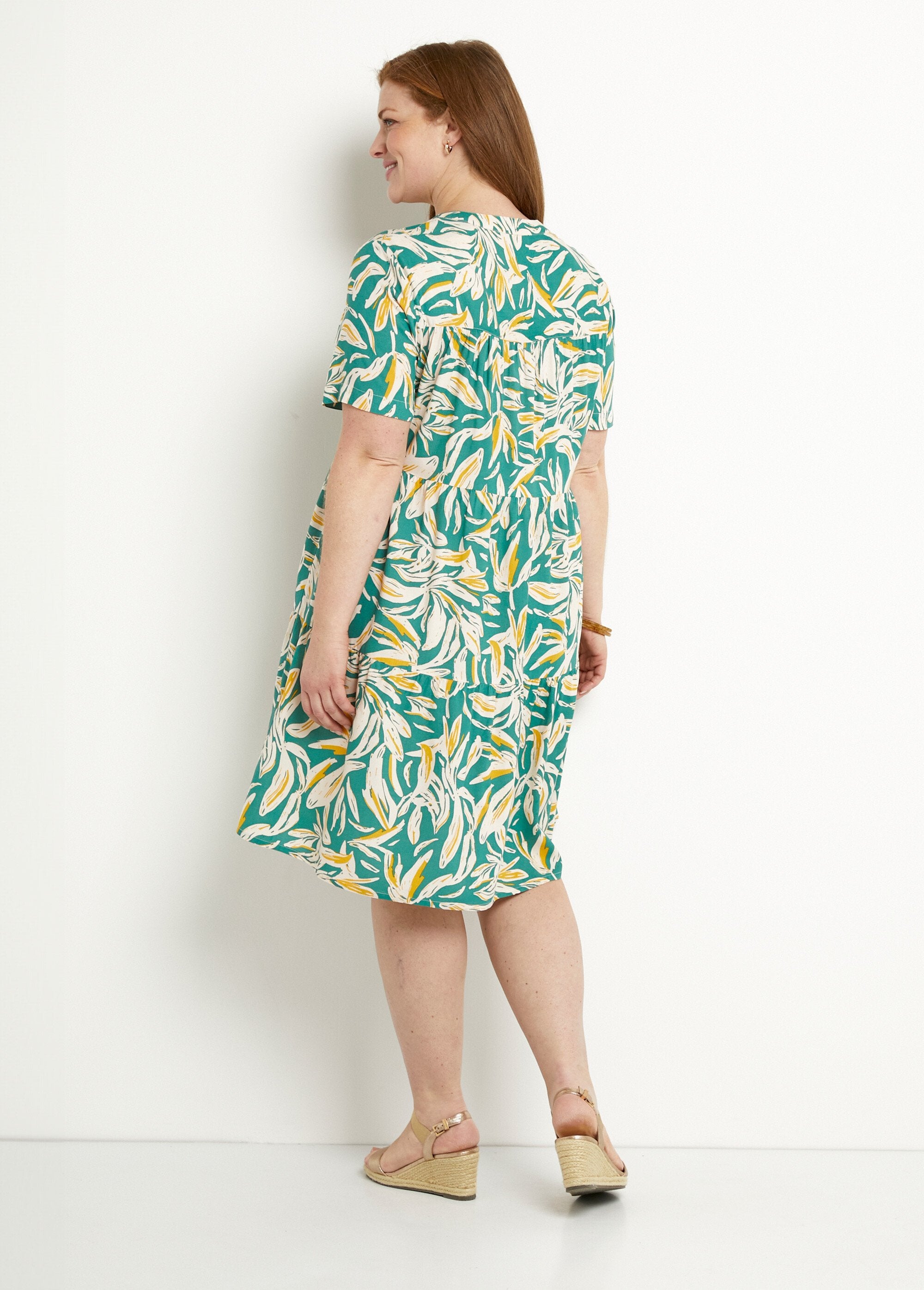 Vestido_estampado_con_cuello_en_V_y_botones_y_manga_corta_verde_y_blanco_DO1_curvy