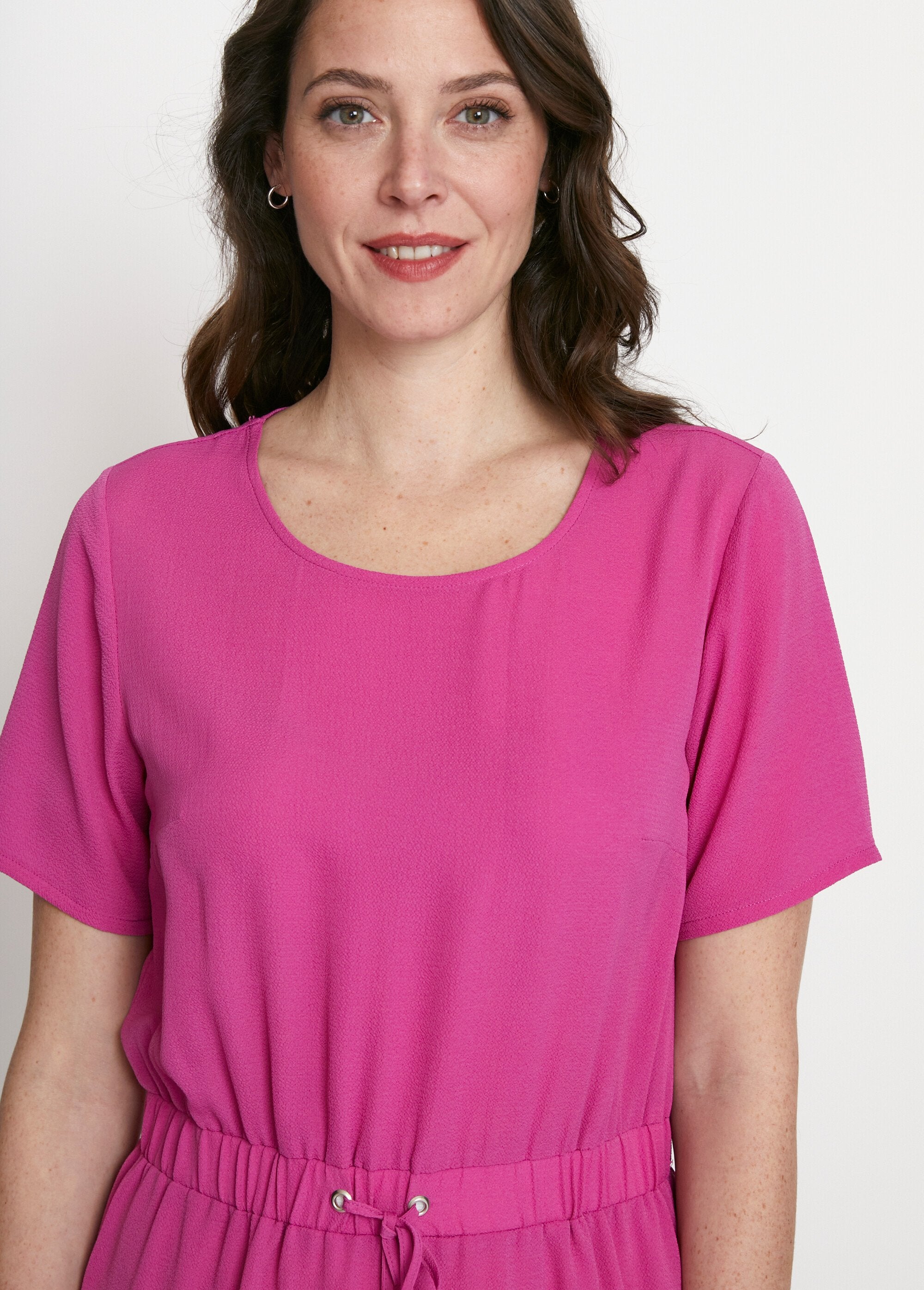 Vestido_recto_corto_con_cintura_elástica_fucsia_liso_DE1_slim