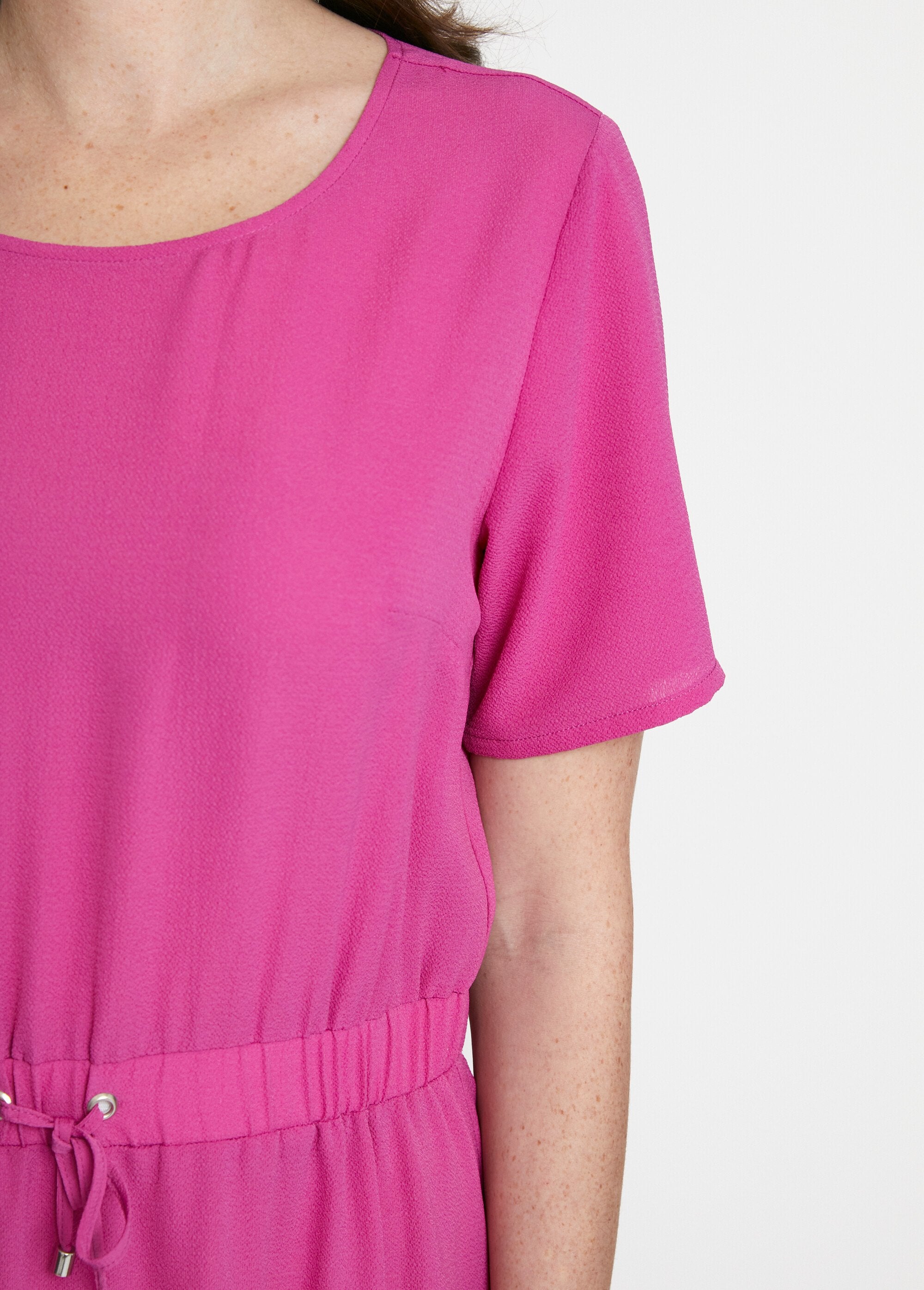 Vestido_recto_corto_con_cintura_elástica_fucsia_liso_DE2_slim