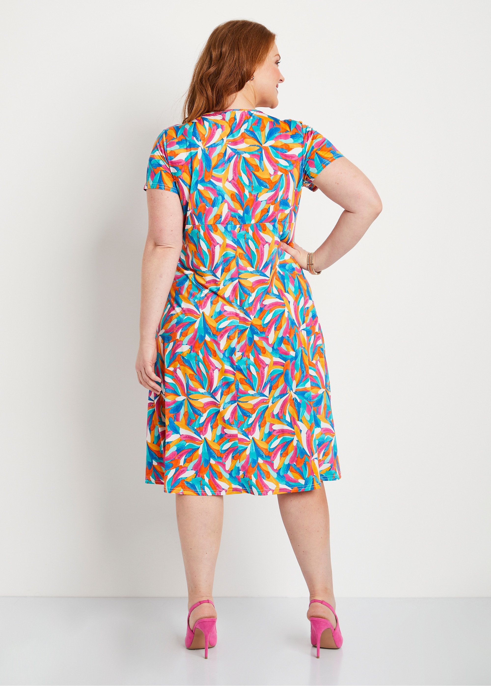 Vestido_corto_evasé_con_estampado_floral_Multicolor_DO1_curvy