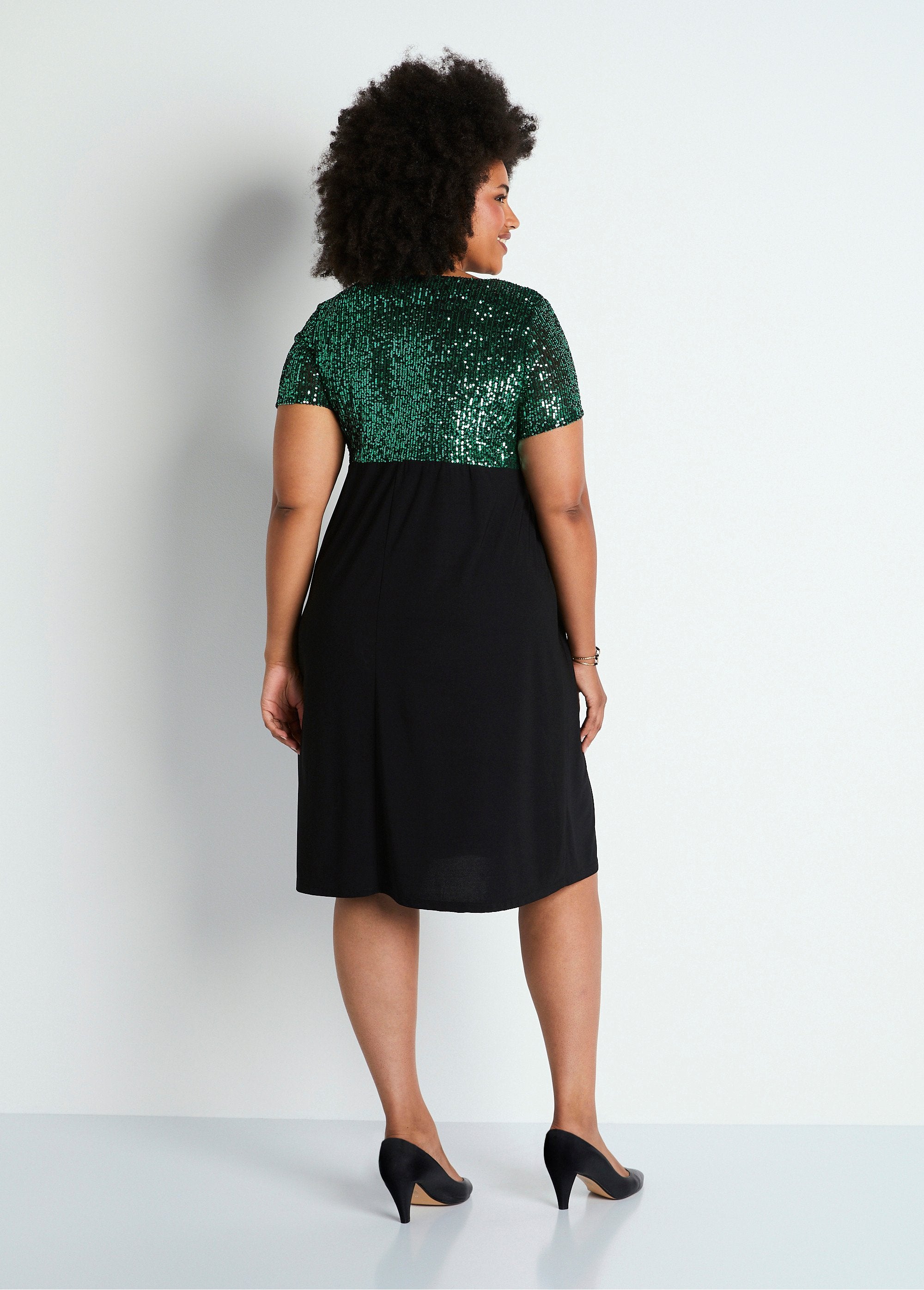 Vestido_corto_evasé_de_malla_y_lentejuelas_verde_y_negro_DO1_curvy