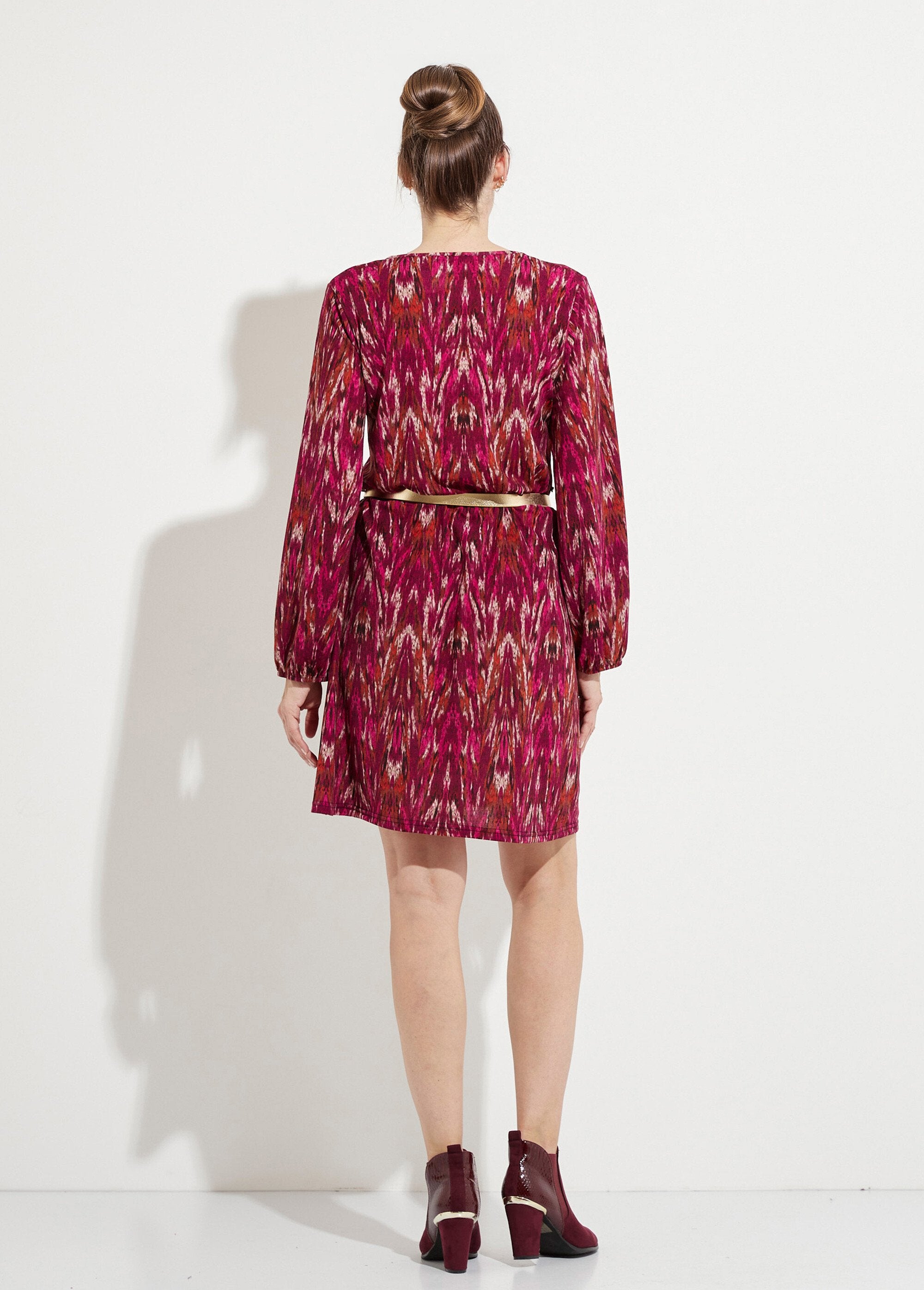 Vestido_corto_estampado_con_escote_en_pico_y_manga_larga_Grosella_negra_y_beige_DO1_slim