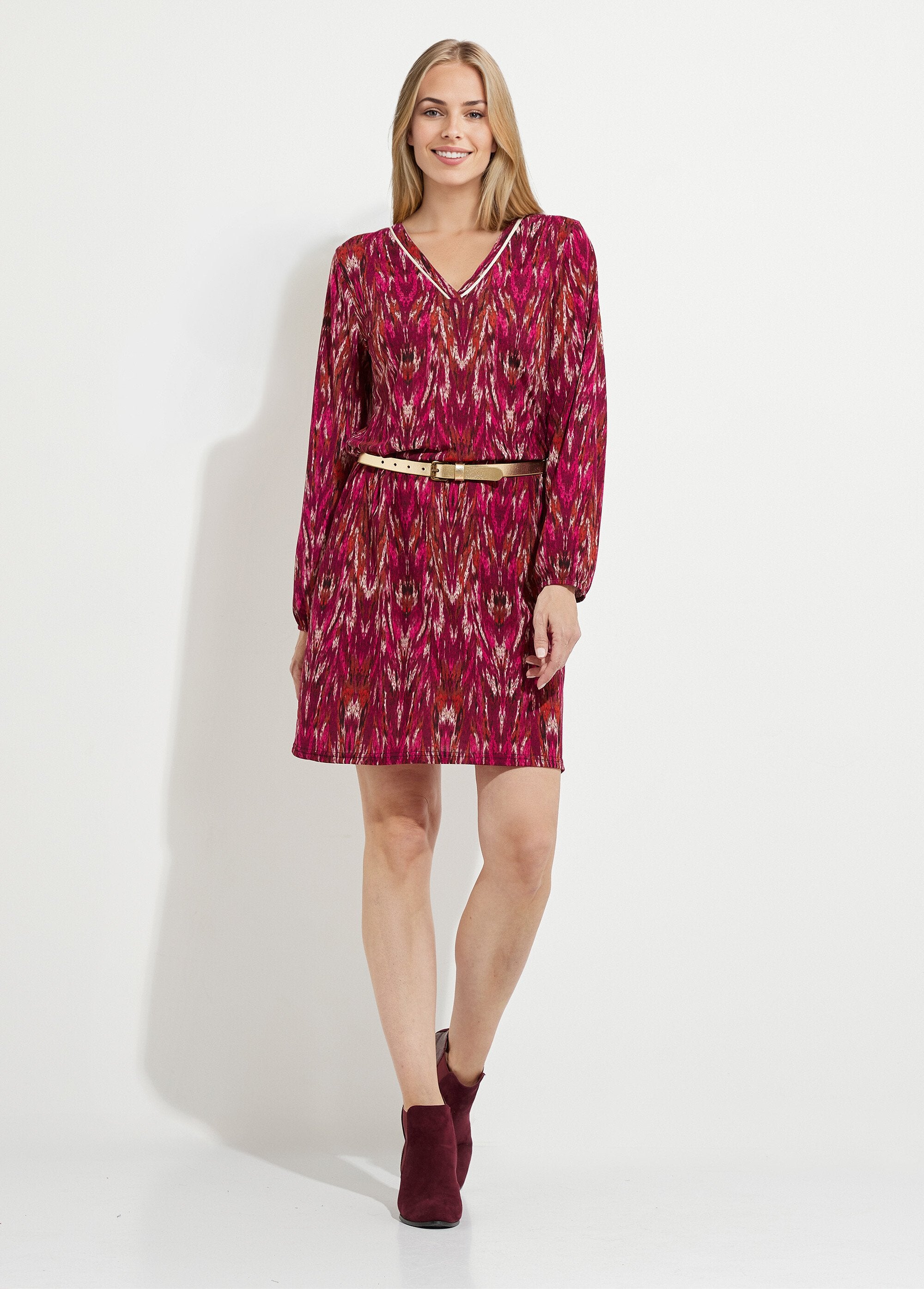 Vestido_corto_estampado_con_escote_en_pico_y_manga_larga_Grosella_negra_y_beige_FA1_slim