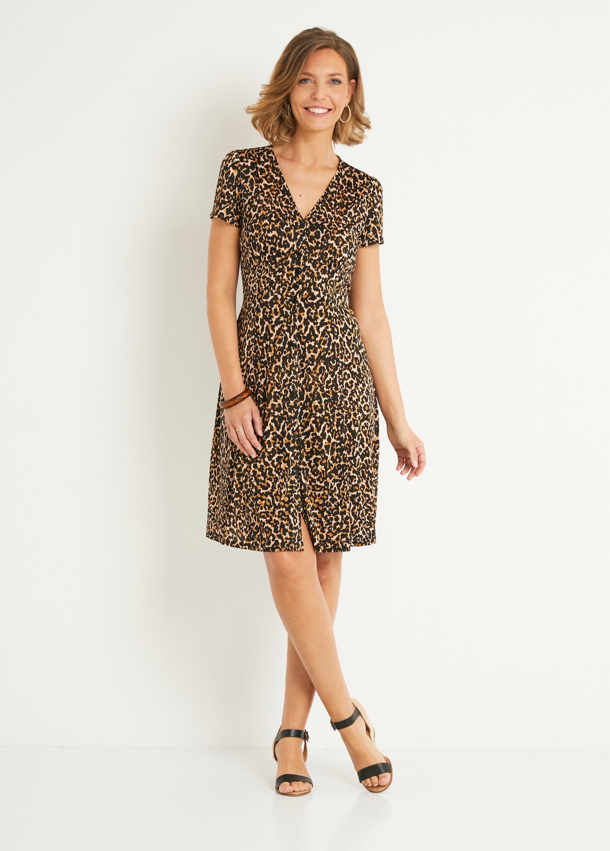 Vestido_corto_con_cuello_de_pico_y_estampado_animal_Leopard_FA1_slim