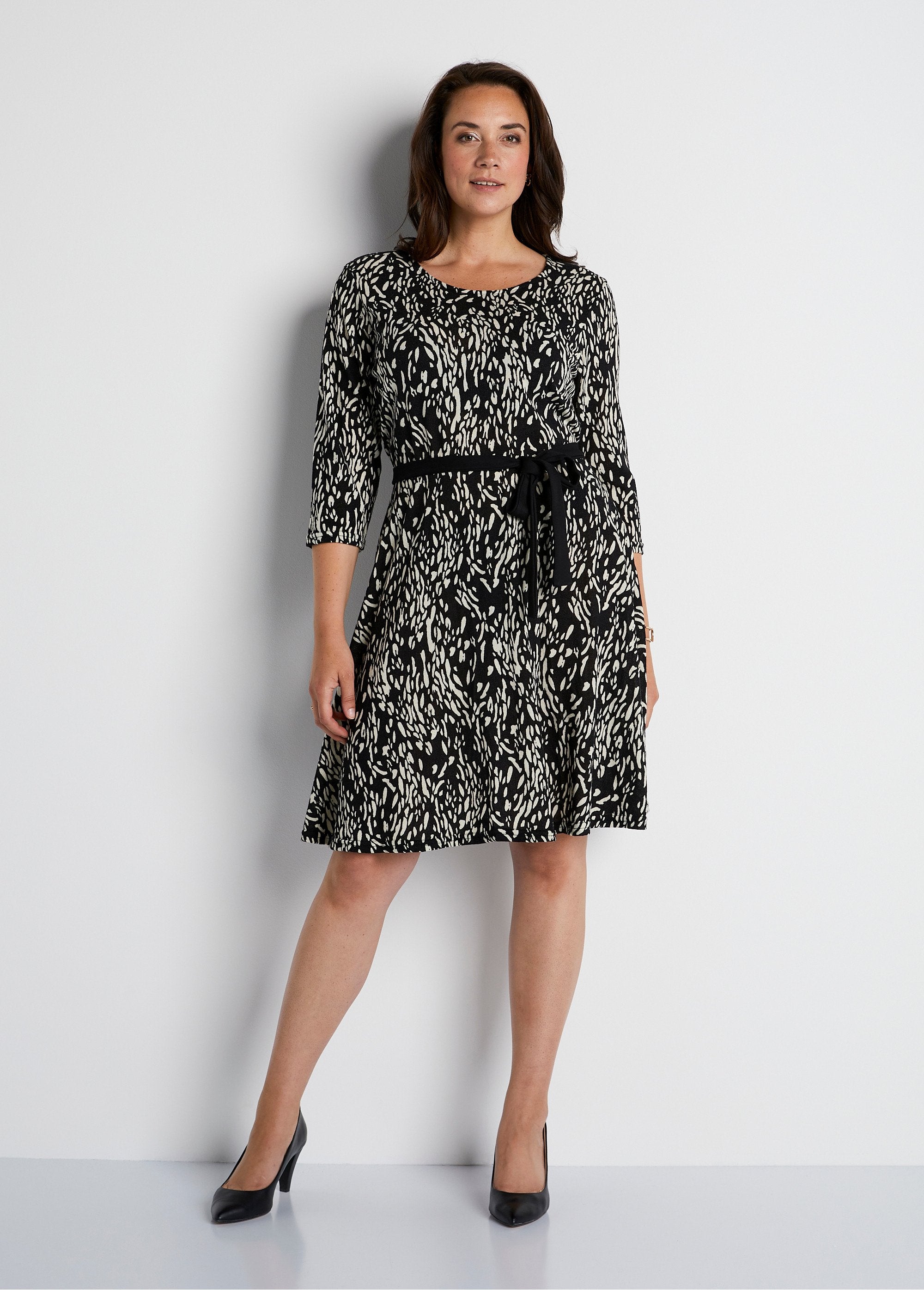 Vestido_corto_estampado_punto_cálido_Estampado_en_blanco_y_negro_FA1_curvy