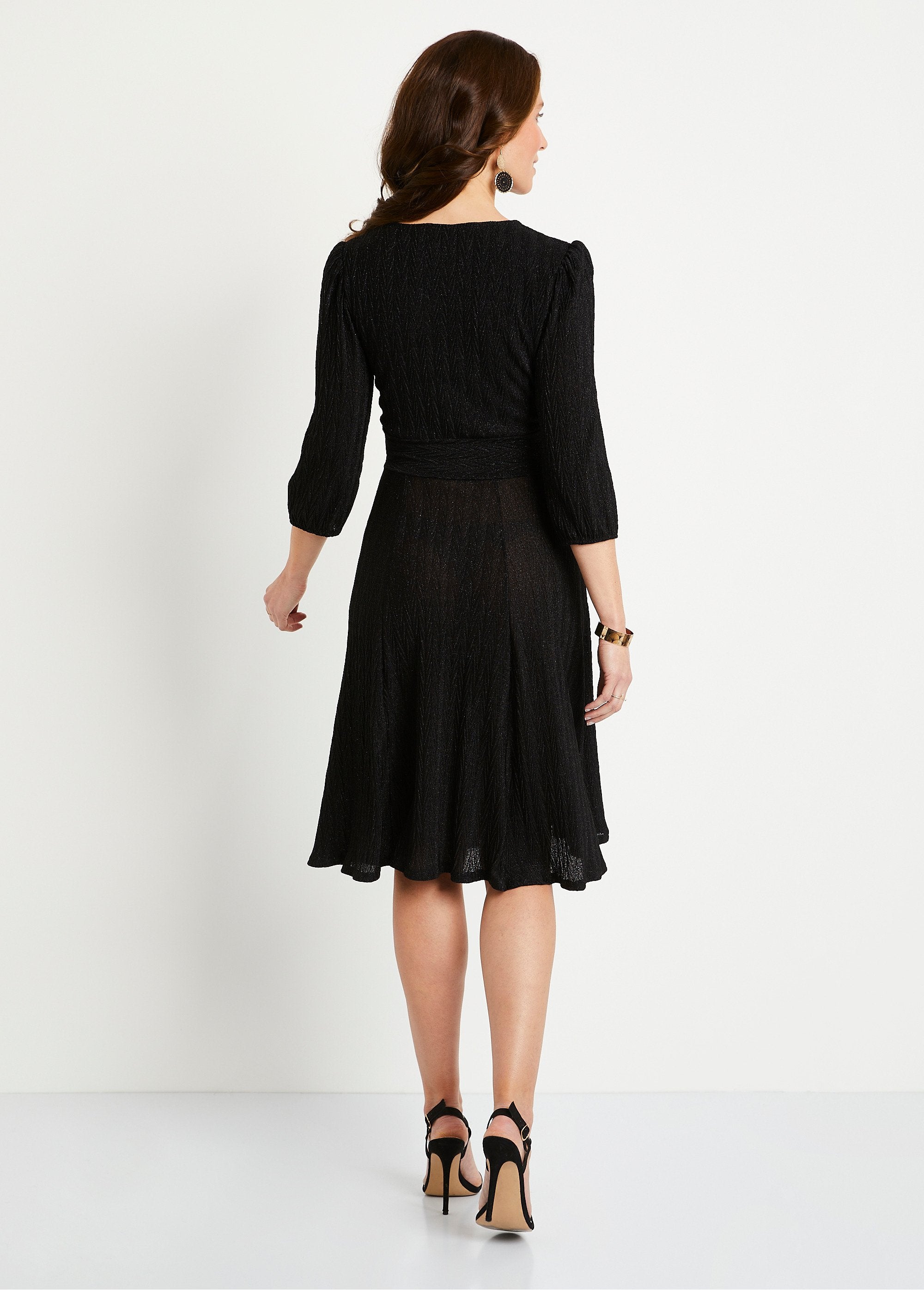 Vestido_corto_cruzado_con_lentejuelas_Negro_DO1_slim