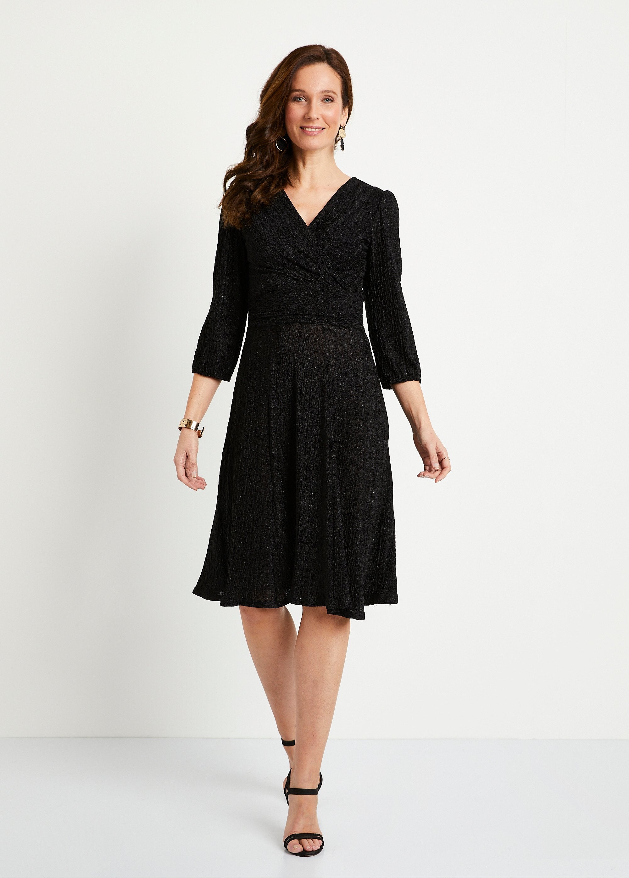 Vestido_corto_cruzado_con_lentejuelas_Negro_FA2_slim