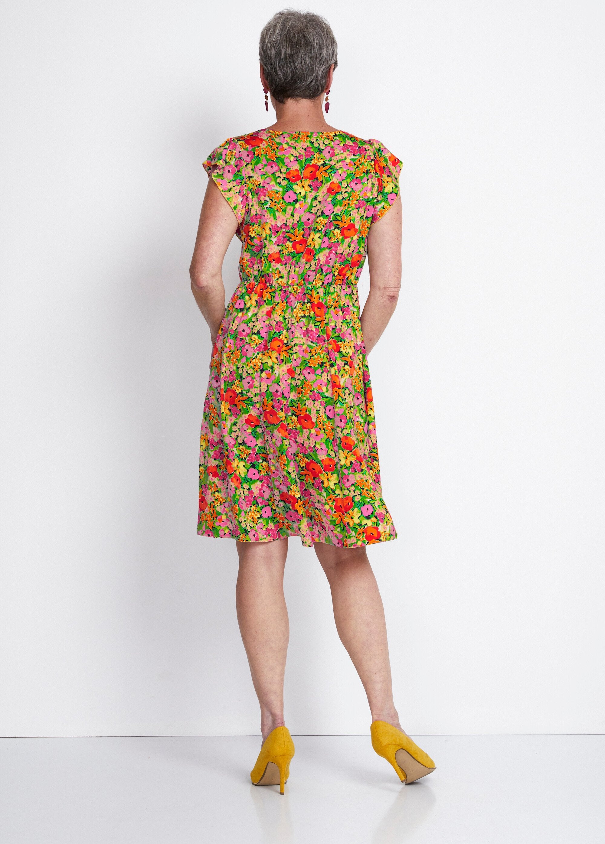 Vestido_corto_con_volantes_y_estampado_floral_rojo_y_verde_DO1_slim