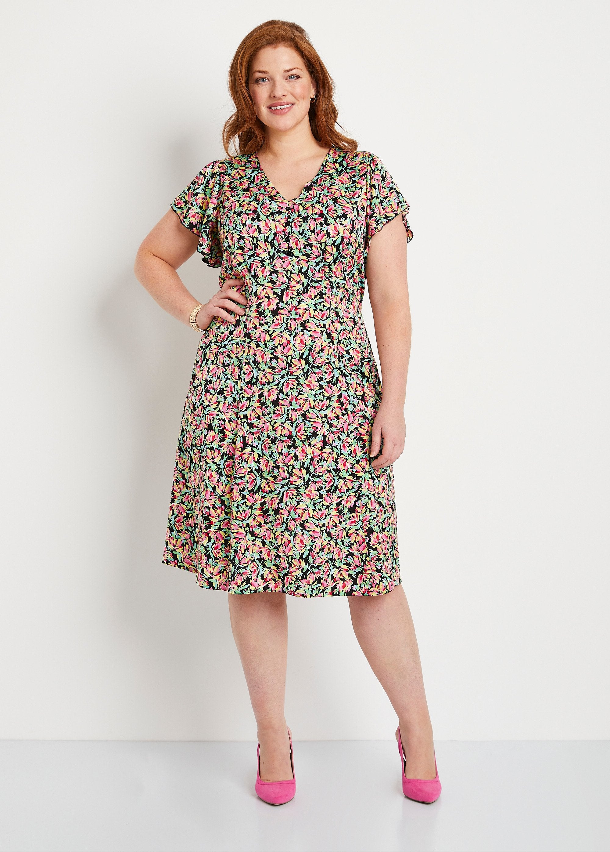 Vestido_corto_con_volantes_y_estampado_floral_verde_y_rosa_FA1_curvy