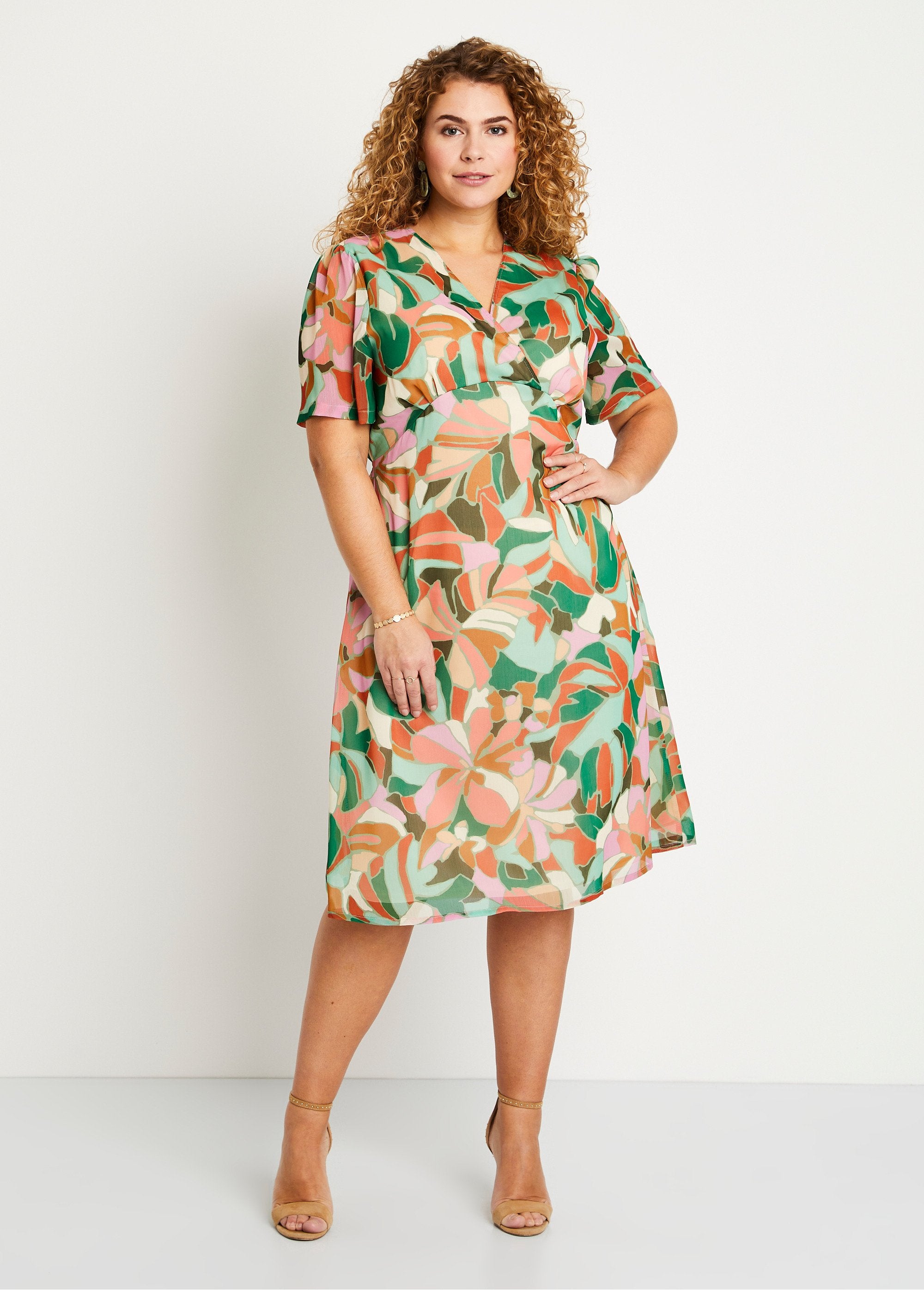 Vestido_corto_recto_con_estampado_velo_para_ceremonia_Verde_y_naranja_FA1_curvy