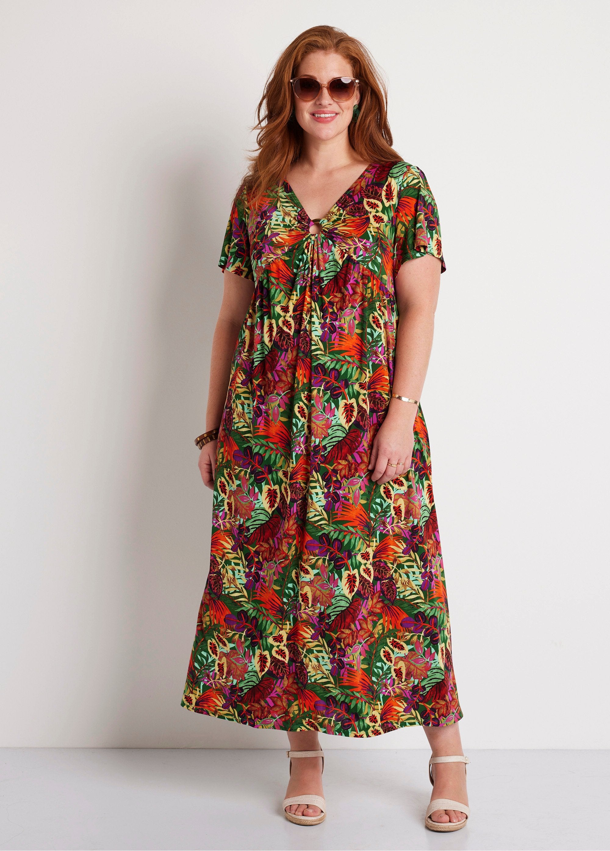 Vestido_largo_evasé_con_escote_en_V_y_estampado_de_joyas_Multicolor_FA1_curvy