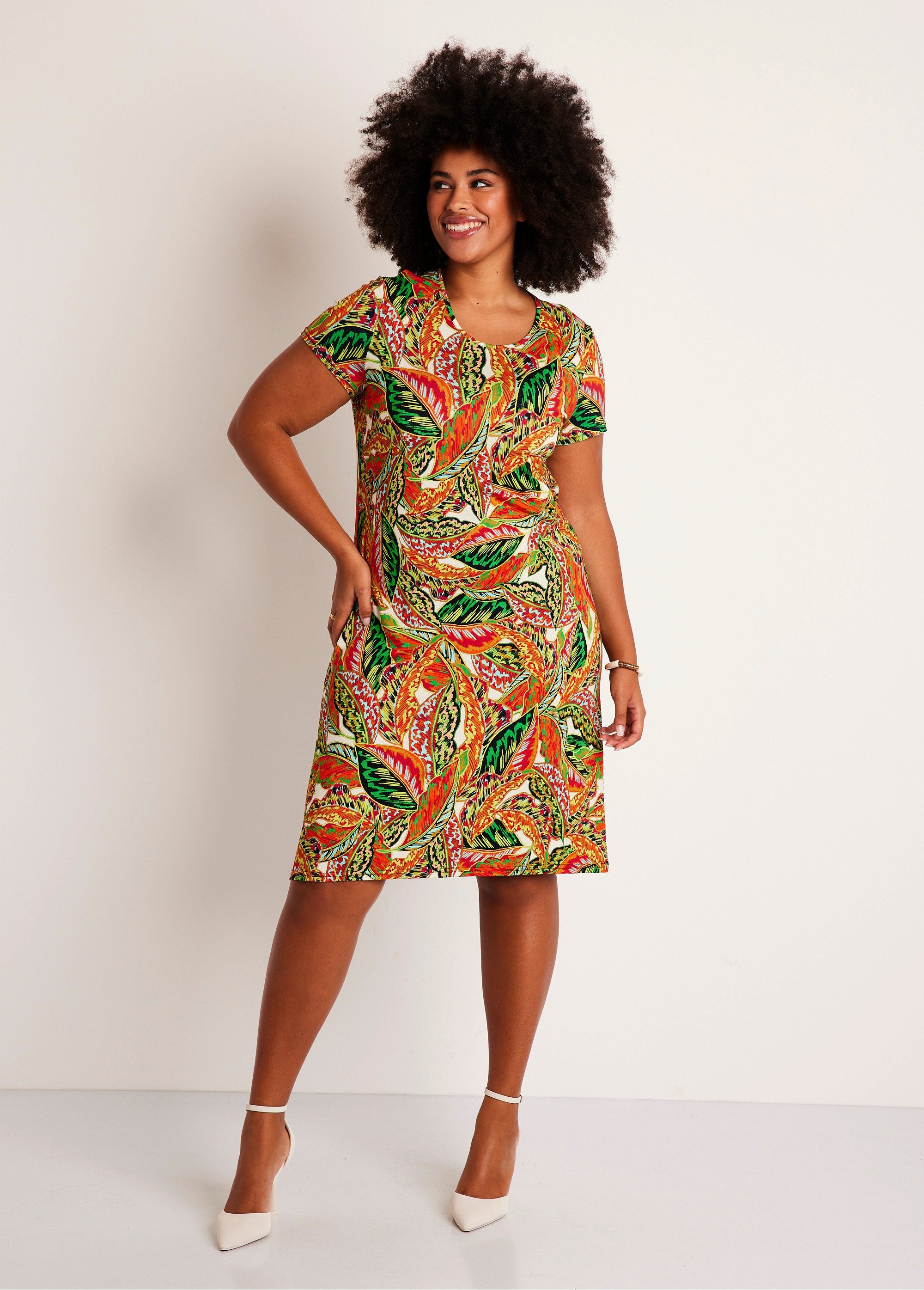 Vestido_corto_de_punto_recto_con_estampado_de_follaje_Verde_y_rojo_FA1_curvy